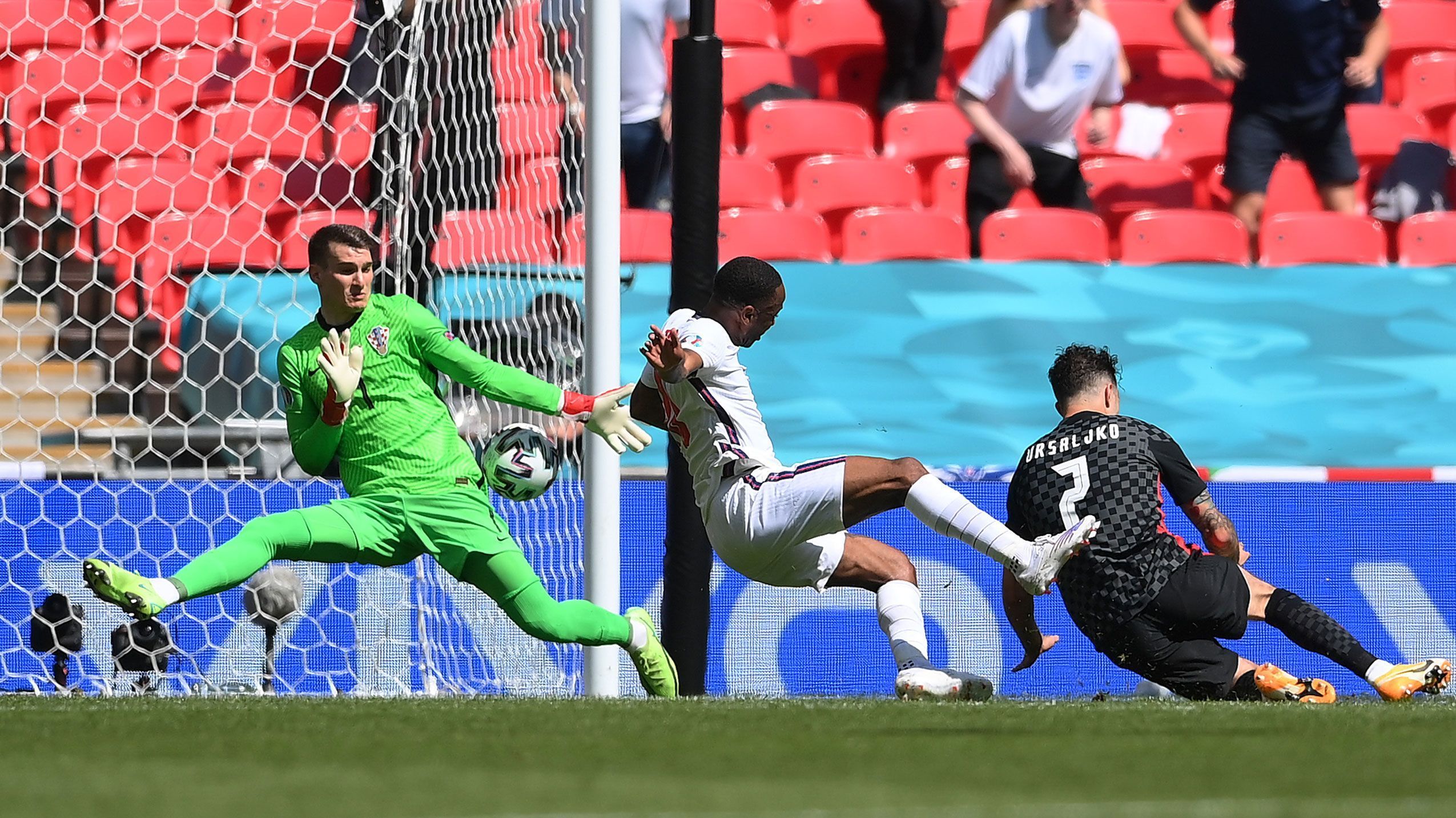 
                <strong>Sterling macht den Unterschied: England und Kroatien in der Einzelkritik</strong><br>
                Das war mehr Arbeit als nötig: Die englische Nationalmannschaft startet mit einem 1:0-Sieg gegen Kroatien in die EM 2021. Wir haben beide Mannschaften benotet.
              