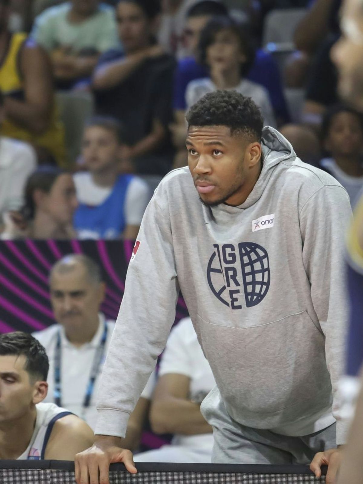 Giannis Antetokounmpo fiebert auf der Bank mit