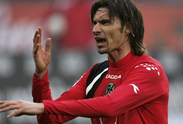 
                <strong>Thomas Brdaric</strong><br>
                In der Bundesliga spielte Brdaric für den VfB Stuttgart, Fortuna Düsseldorf, Bayer 04 Leverkusen, VfL Wolfsburg und Hannover 96. Mit Bayer Leverkusen wurde er zwei Mal Vizemeister der Bundesliga und erreichte 2002 das Finale der Champions League. 
              