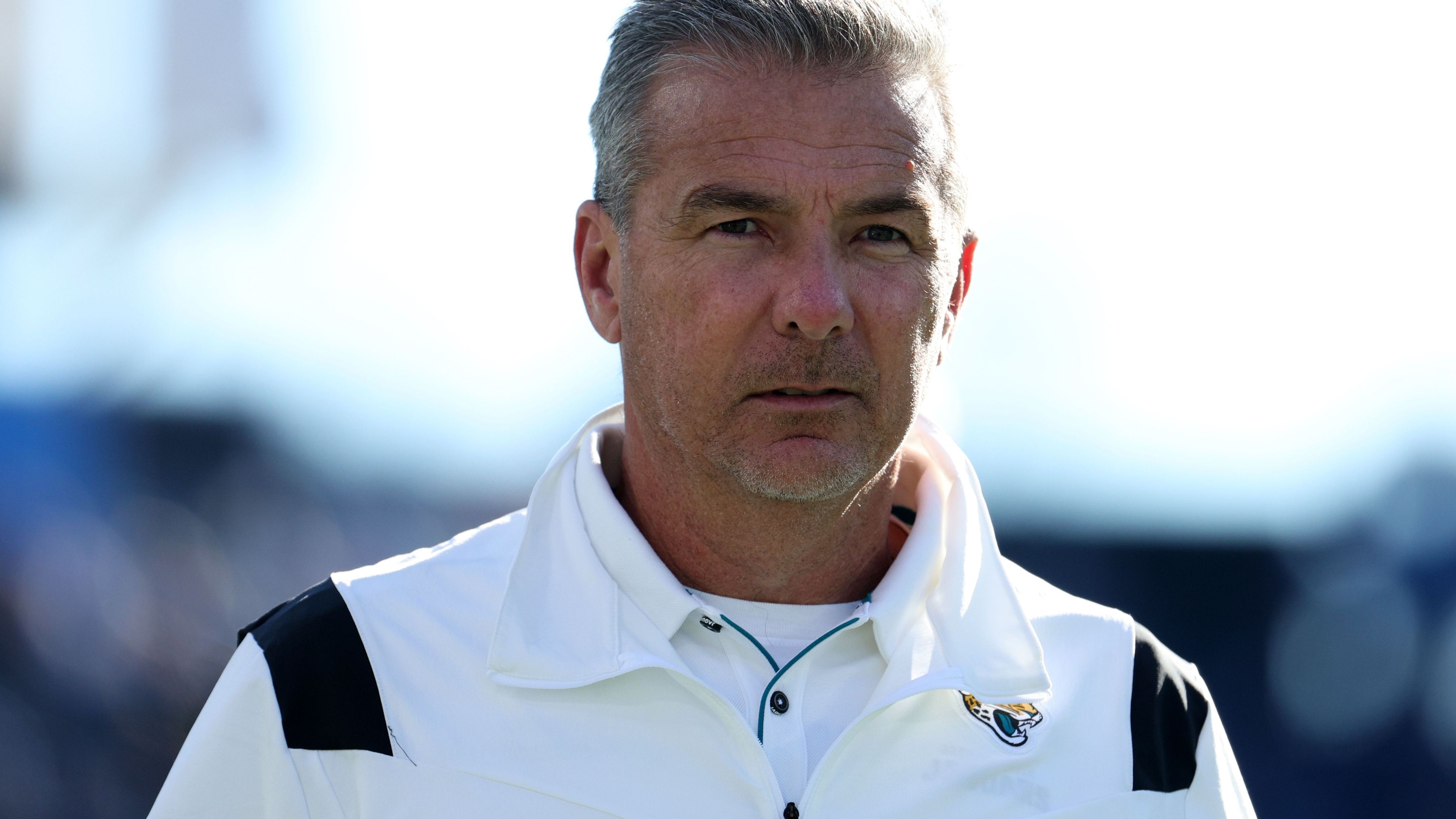 <strong>Jacksonville Jaguars: Urban Meyer-Anstellung (2021)</strong><br>Als Heilsbringer gekommen und als unangenehmer Ex in den Köpfen geblieben. Meyer hatte eine tolle Vita - im College-Football. Doch bei den Jaguars gab es viele komische Momente. Er hat den älteren Tim Tebow als Tight End geholt. Er hat den Flug mit der Mannschaft sausen lassen, um mit einer jungen Frau in einer Bar abzuhängen - hinter dem Rücken seiner Familie. Der komische Handshake mit Mike Vrabel. Er kannte Aaron Donald und Deebo Samuel nicht. Er kickte seinen eigenen Kicker im Training. Er verschwendete das Rookie-Jahr von Trevor Lawrence. Und er schloss die Saison mit dem Team mit 2-11 ab. Eine lange Liste, ein großer Fehler: Urban Meyer!