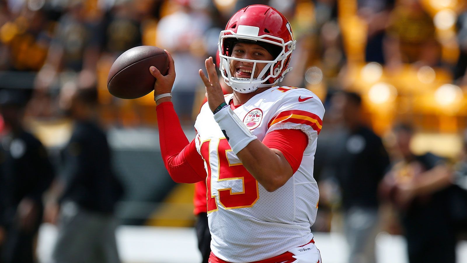
                <strong>Quarterback: Patrick Mahomes (100 Punkte)</strong><br>
                Wer Patrick Mahomes als Quarterback und Kapitän aufgestellt hatte, kam auf unglaubliche 100 Punkte. Sechs Touchdowns, 23 von 28 angekommenen Pässen, 326 Passing-Yards und keine Interception gegen die Pittsburgh Steelers. Das ergab ein überragendes Quarterback-Rating von 154,8 und ein ebenso überragendes Ergebnis im Manager. 
              