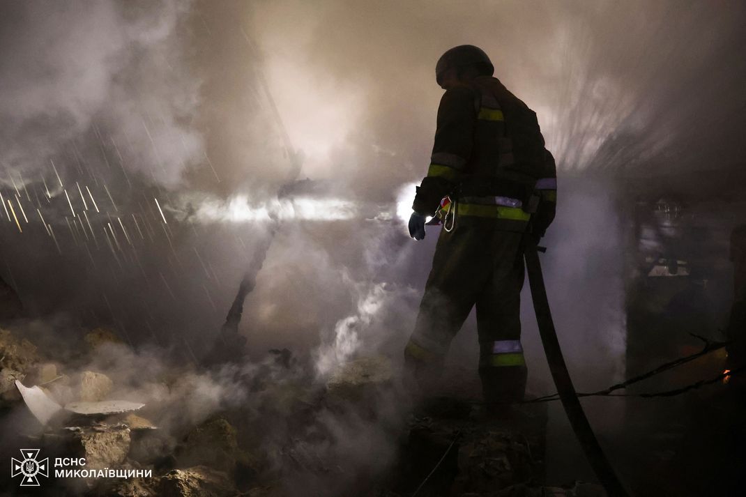 Ein Feuerwehrmann begutachtet die Schäden nach dem russischen Drohnenangriff in Mykolajiw.