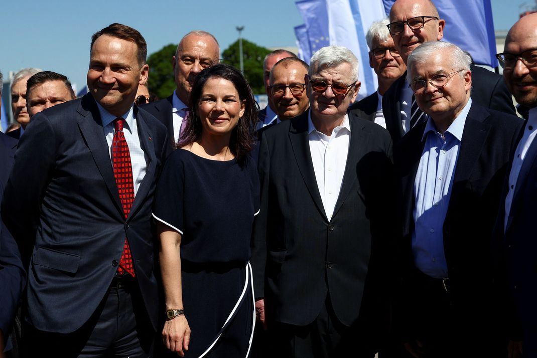 Ex-Bundesaußenminister Joschka Fischer mit der amtierenden Chefdiplomatin Deutschlands, Annalena Baerbock