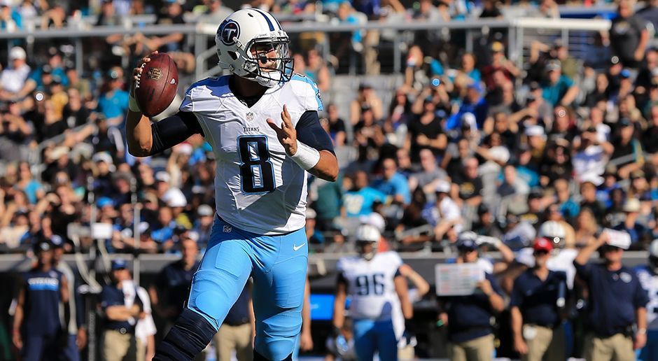 
                <strong>Titans erreichen die Playoffs</strong><br>
                Seit 2008 waren die Tennessee Titans nicht mehr in den Playoffs. Eine Serie, die in der kommenden Saison endlich zu Ende gehen könnte. Quarterback Marcus Mariota hat durch Corey Davis einen neuen starken Rookie-Receiver an seiner Seite und mit Rishard Matthews, Tajae Sharpe und Taywan Taylor dürfte die Offensive bestens aufgestellt sein. Auch die zuletzt so schwache Secondary wurde verbessert. Mit Logan Ryan stößt ein frisch gebackener Super-Bowl-Sieger als Verstärkung zum Team.
              