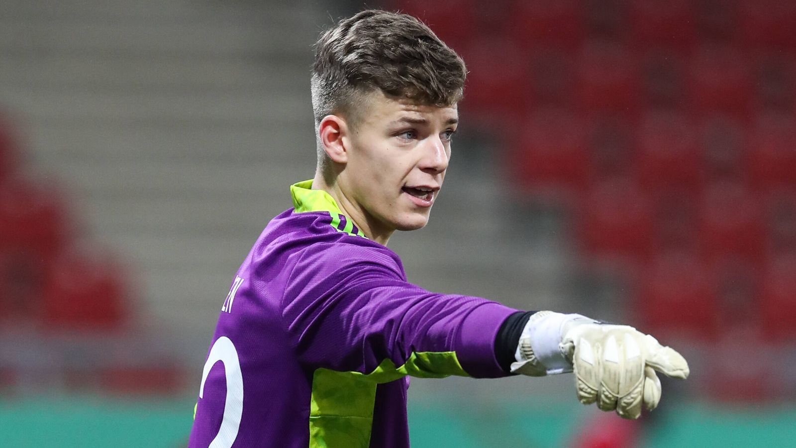 
                <strong>Finn Dahmen</strong><br>
                Er hatte beim 1:1 gegen die Niederlande gepatzt, und das ausgerechnet an seinem Geburtstag. Doch der Keeper erhielt Rückendeckung von seinem Trainer. "Wir haben immer gesagt, dass wir die Jungs animieren, etwas auszuprobieren und sie nicht nach einem Fehler vom Platz jagen. Das werden wir auch mit Finn nicht machen", sagte Stefan Kuntz. Heißt: Dahmen wird wohl auch im dritten Gruppenspiel im Tor stehen.
              