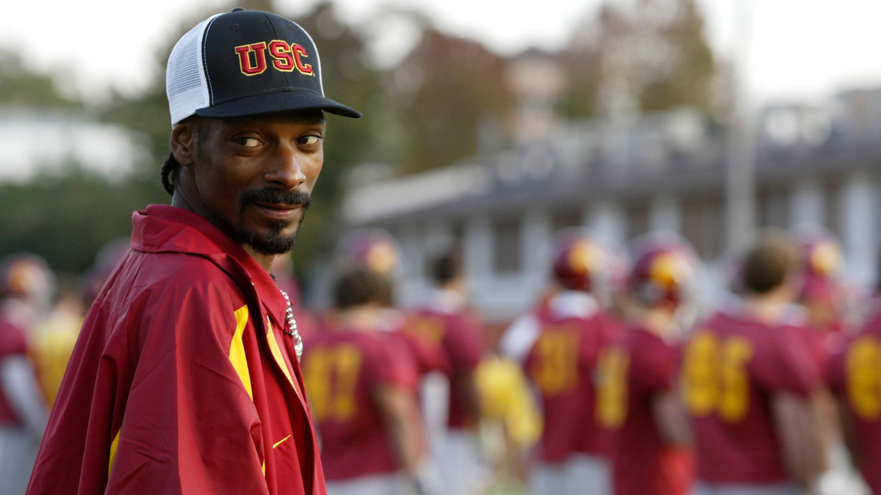 
                <strong>Snoop Dogg (USC Trojans)</strong><br>
                Kein seltenes Bild: Snoop Dogg in kompletter USC-Fanausrüstung. Der US-Rapper ist bereits sein gesamtes Leben Fan der Trojans, besuchte zahlreiche Spiele und war zudem häufiger Gast im Training. Ausgerechnet sein Sohn Cordell Broadus, entschied sich vor einigen Jahren, Football bei den UCLA Bruins - dem größten Rivalen der Trojans - zu spielen. Snoop Dogg blieb dennoch USC-Fan und feuerte seine Mannschaft auch gegen den eigenen Sohn an. 
              