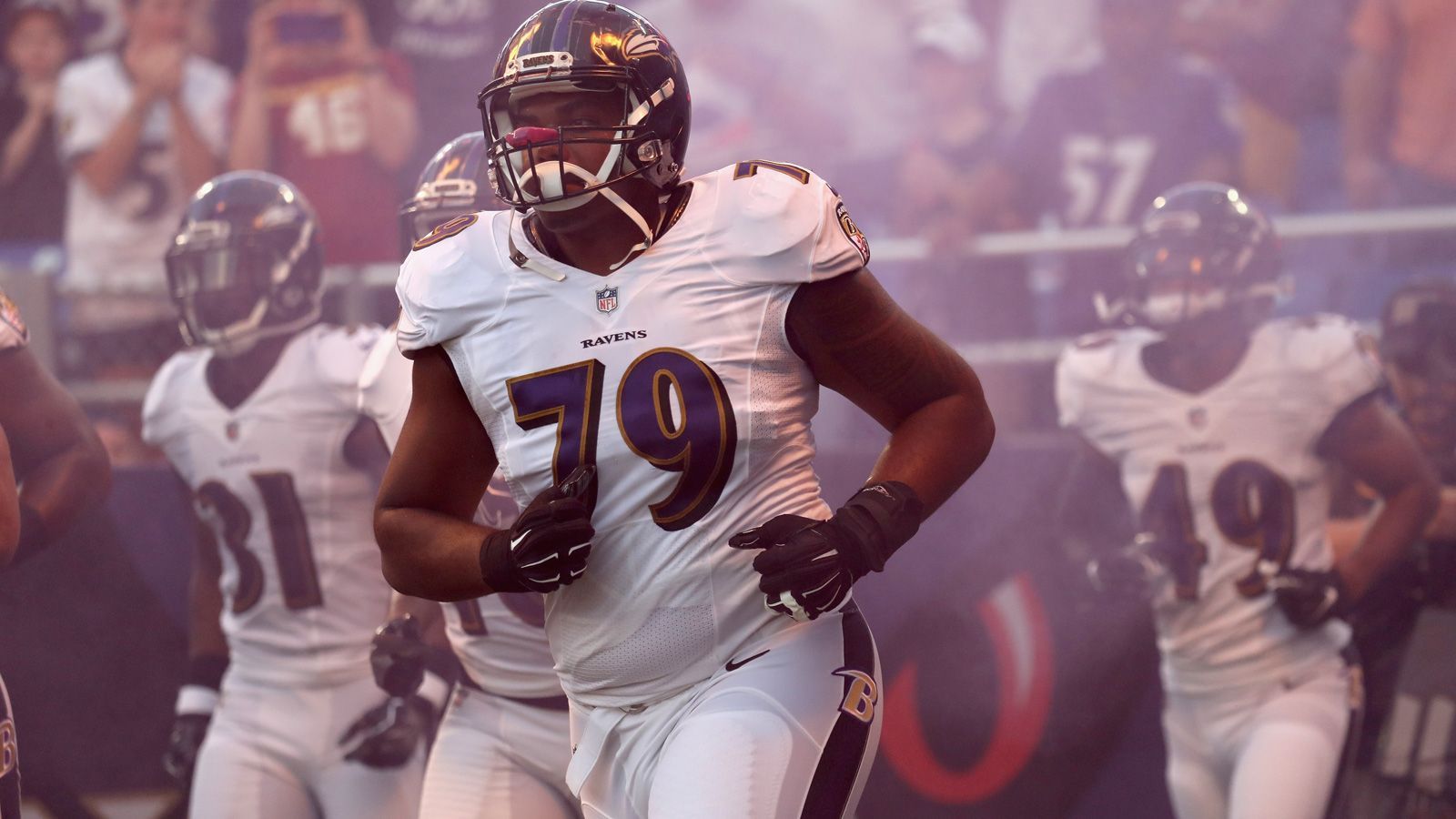 
                <strong>Platz 2: Baltimore Ravens</strong><br>
                Die Offensive Line der Baltimore Ravens profitiert natürlich vom variantenreichen Offensivsystem, nichtsdestotrotz ist sie auch individuell sehr gut besetzt. Ronnie Stanley hat sich als einer der besten Tackles der Liga gemausert und ließ "PFF" zufolge bei 443 Passblocking-Snaps lediglich sechs Mal Druck für Lamar Jackson zu. Auf der anderen Seite ist spätestens nach der abgelaufenen Saison klar, dass Orlando Brown in der dritten Runde des 2018er Drafts ein absoluter Steal war. Der Ausfall des zukünftigen Hall of Famers Marshal Yanda schmerzt, doch ist im Ravens-System noch am ehesten auffangbar. Der ehemalige Seahawks-Guard D.J. Fluker und die Rookies Ben Powers und Ben Bredeson kämpfen um die Nachfolge, außerdem kehrt Center Matt Skura nach einer Verletzung wieder als Kopf der Line zurück. 
              