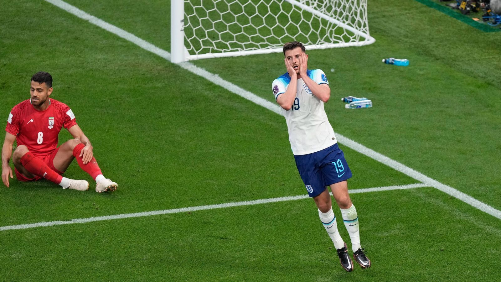 
                <strong>Mason Mount</strong><br>
                Zeigt im Laufe der ersten Halbzeit immer mehr Offensivqualitäten und hat eine der zahlreichen Chancen der Three Lions vor der Pause. Im zweiten Durchgang, wie viele seiner Mitspieler, im Schongang. Das reicht aber locker. ran-Note: 
              