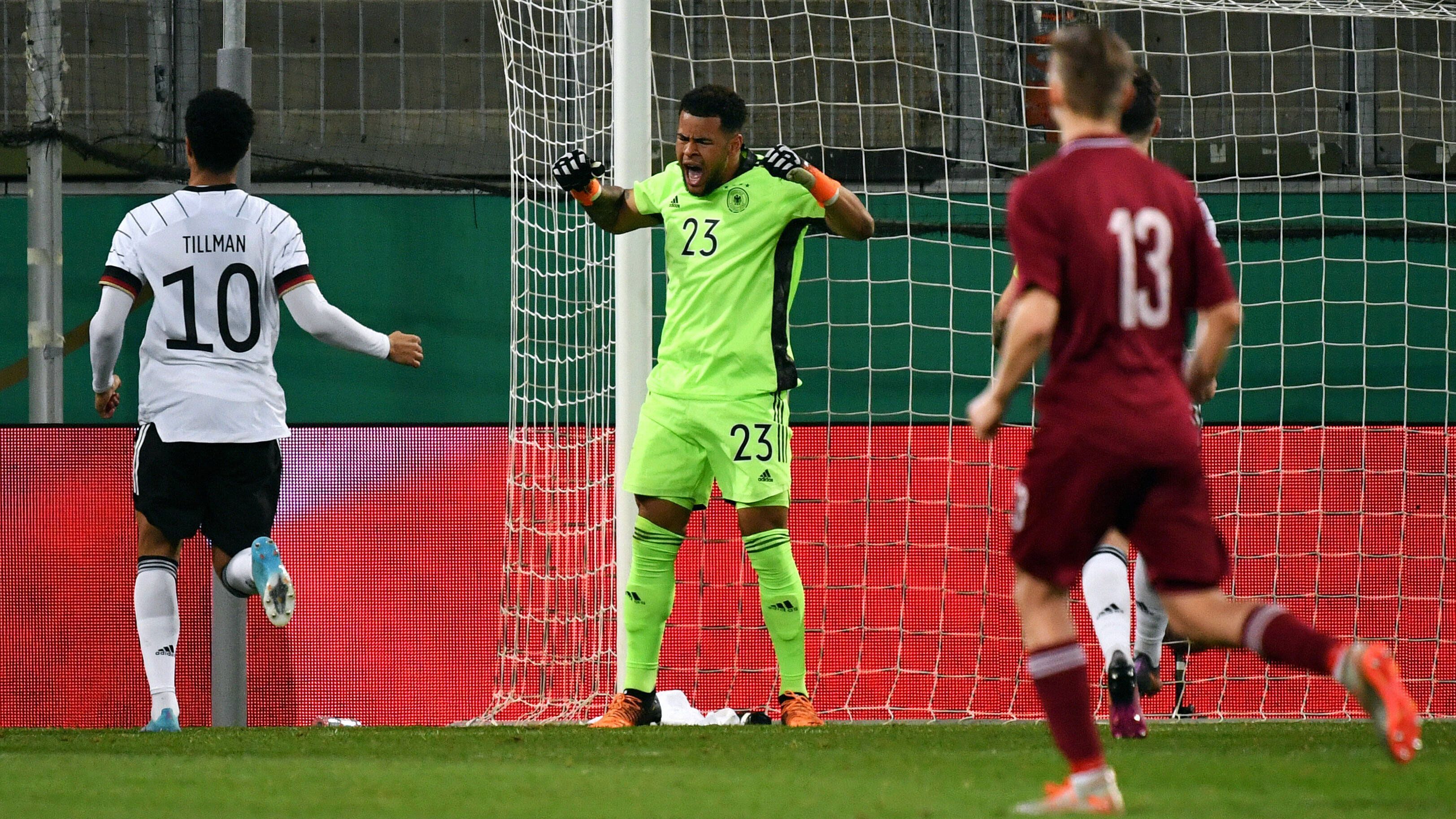 
                <strong>Noah Atubolu</strong><br>
                Der Stammkeeper der zweiten Mannschaft des SC Freiburg in der Dritten Liga erlebte einen ziemlich ruhigen Abend am Aachener Tivoli - bis zur 65. Minute. Da verursachte sein Teamkollege Maximilian Bauer nämlich einen völlig unnötigen Foulelfmeter, doch Atubolu tauchte in die rechte Ecke ab und wehrte den Strafstoß mit einer überragenden Parade ab. Tolle Vorstellung des jungen Keepers aus dem Breisgau. ran-Note: 2
              