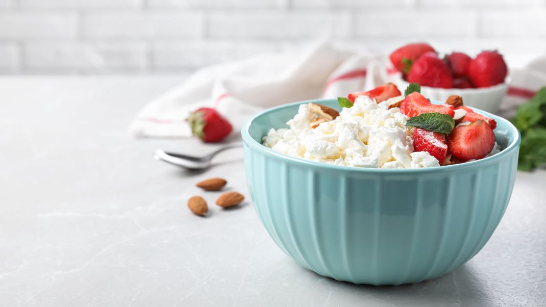 Der perfekte Start in den Tag: eine Frühstücksbowl! Diese Variante mit Hüttenkäse schmeckt einfach köstlich.