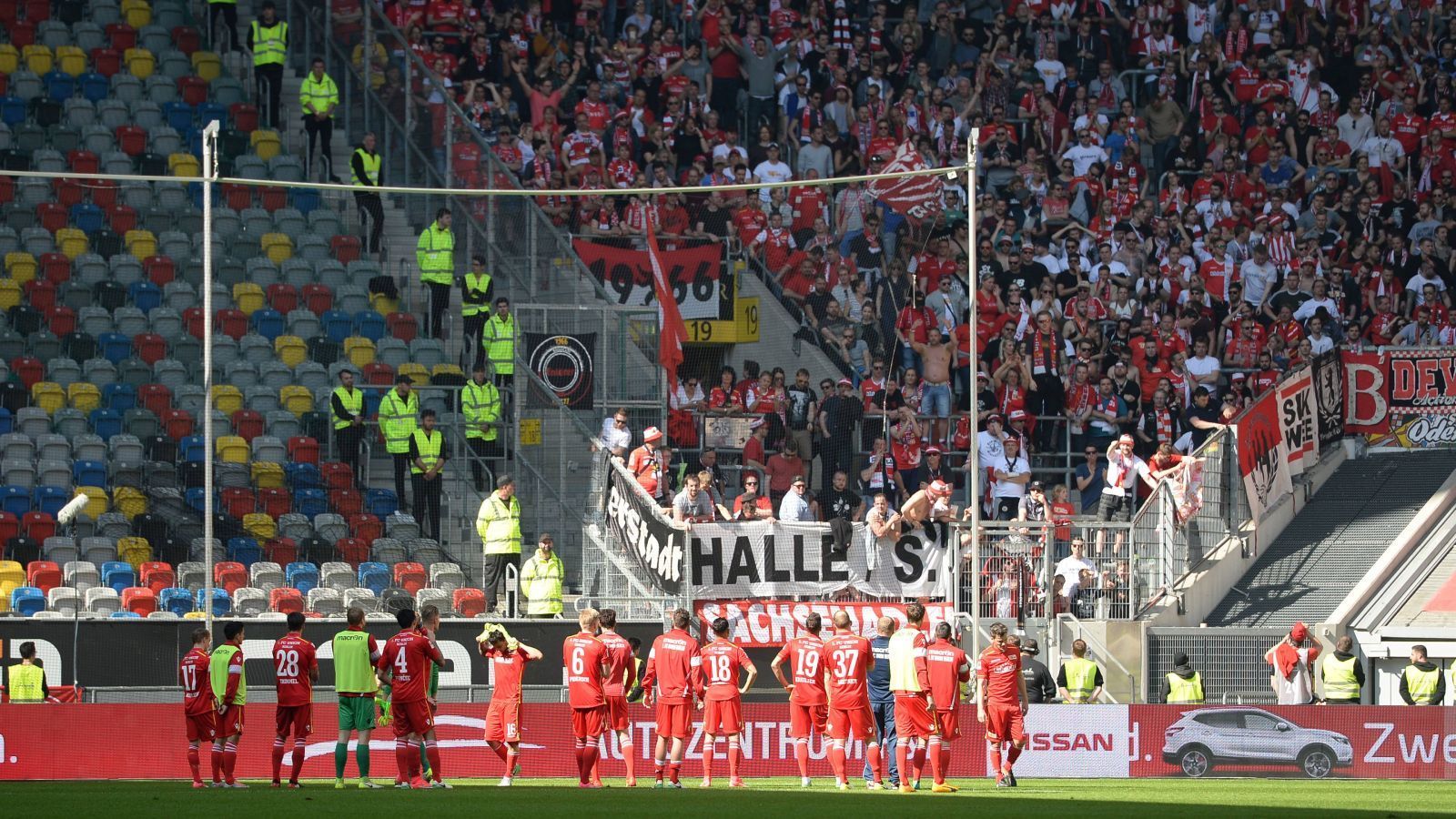 
                <strong>Auch bei Niederlagen: Vorfreude auf nächste Woche</strong><br>
                Natürlich kann man im Fußball nicht immer nur gewinnen. Fast immer stellt sich die Mannschaft auch nach Niederlagen ihren Fans, um sich für die Unterstützung zu bedanken. Je nach Leistung der Mannschaft reicht die Antwort der Fankurve von erwidertem Applaus bis hin zu Pfiffen oder sogar verbalen Aussetzern. Aber, ganz wichtig: Kein normal denkender Fan meint irgendetwas persönlich, auch deshalb ist in der kommenden Woche meistens alles wieder vergessen. Es ist nun mal ein emotionales Spiel, das uns alle in seinen Bann zieht - weshalb uns der Gang ins Stadion gerade so sehr fehlt. Doch eines ist klar: Das alles wird zurückkommen. Früher oder später.
              