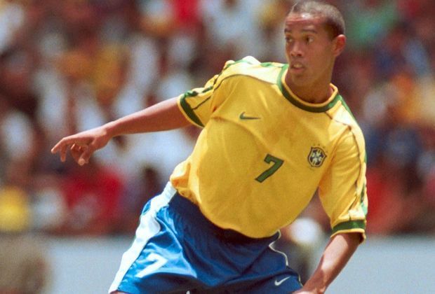 
                <strong>Ronaldinho (Borussia Dortmund)</strong><br>
                Kaum zu glauben, aber wahr: Ronaldinho wäre fast beim BVB gelandet! Im Jahre 2001 buhlt die Borussia um den damals 20-Jährigen, der sich aber für Paris St. Germain entscheidet - "weil der Sprung nach Dortmund zu groß ist". Dumm gelaufen...
              