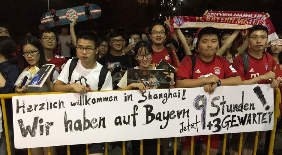 
                <strong>Der FC Bayern auf China-Tour</strong><br>
                Die Fans bereiten den Bayern einen gebührenden Empfang - und nehmen dafür selbst Wartezeiten von 12 Stunden in Kauf.
              
