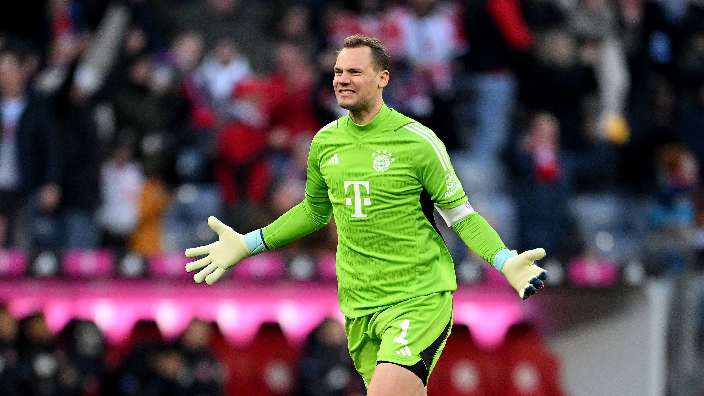 <strong>Manuel Neuer</strong><br>Lange Zeit stören den weitgehend arbeitslosen Bayern-Keeper nur die Tauben, die es sich im verwaisten Strafraum bequem machen. Nach der Pause mehr gefordert, bei beiden abgefälschten Gegentoren chancenlos. <strong>ran-Note: 3</strong>