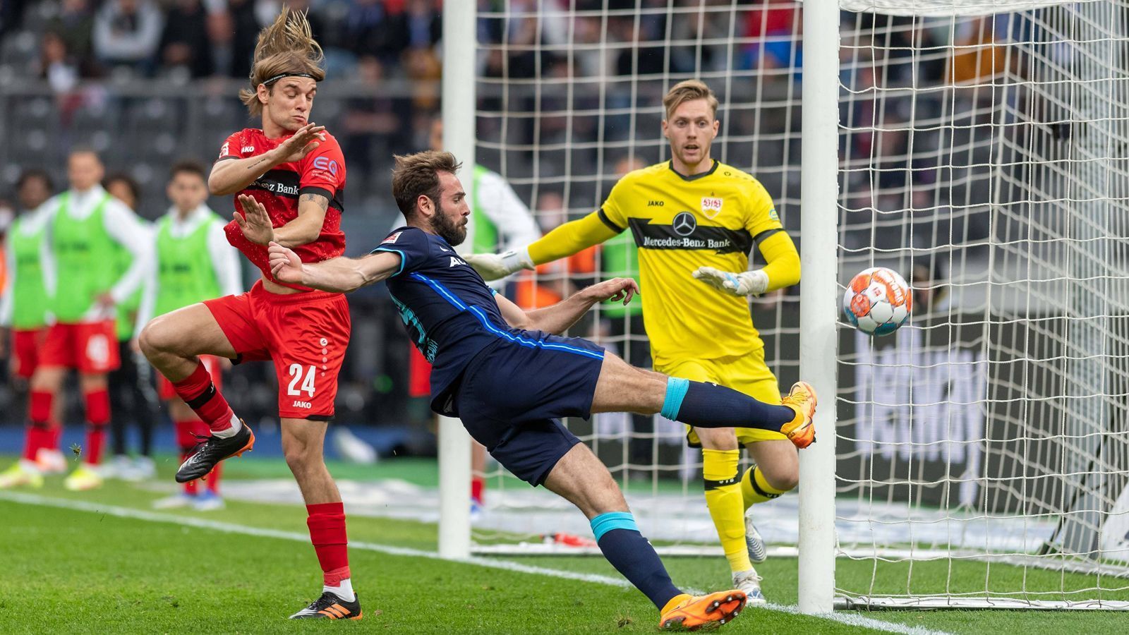 
                <strong>Hertha gewinnt gegen den VfB: Die Schlüsselszenen des Abstiegskrimis</strong><br>
                Zum Abschluss des 31. Spieltages kam es in der Bundesliga zum Abstiegskracher zwischen Hertha BSC und dem VfB Stuttgart. Mit 2:0 setzten sich die Berliner durch und können damit vorerst ein wenig durchatmen im Tabellenkeller. Für den VfB hingegen wird die Luft im Abstiegskampf nun zunehmend dünner. ran fasst für euch die Schlüsselmomente des Spiels in Bildern zusammen.
              