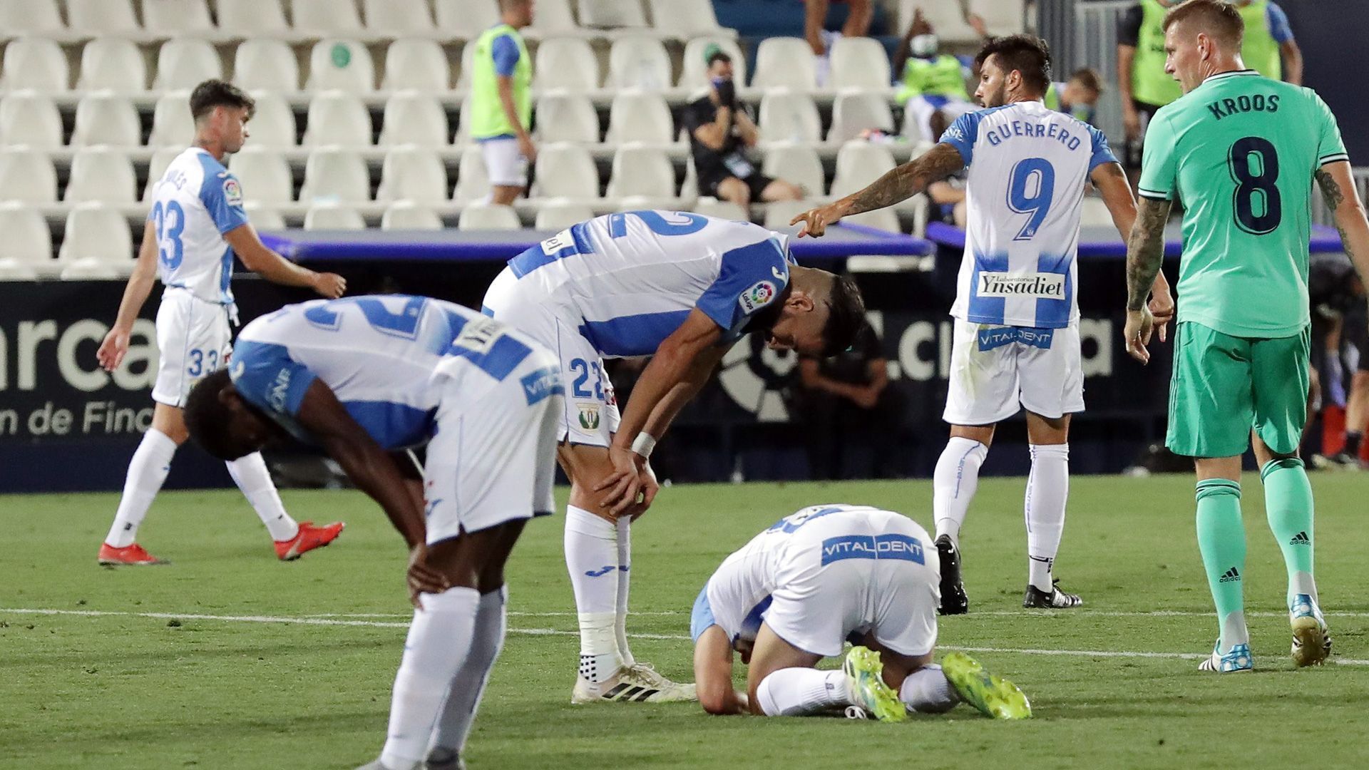 
                <strong>CD Leganés (LaLiga/Spanien)</strong><br>
                Ein Sieg am letzten Spieltag gegen den frischgebackenen Meister hätte CD Leganés genügt, um den Abstieg in die Zweitklassigkeit zu verhindern. Das 2:2 im Stadtduell gegen die Königlichen liest sich zwar schmeichelhaft, aber es besiegelte am Ende den bitteren Gang in die Segunda División.
              