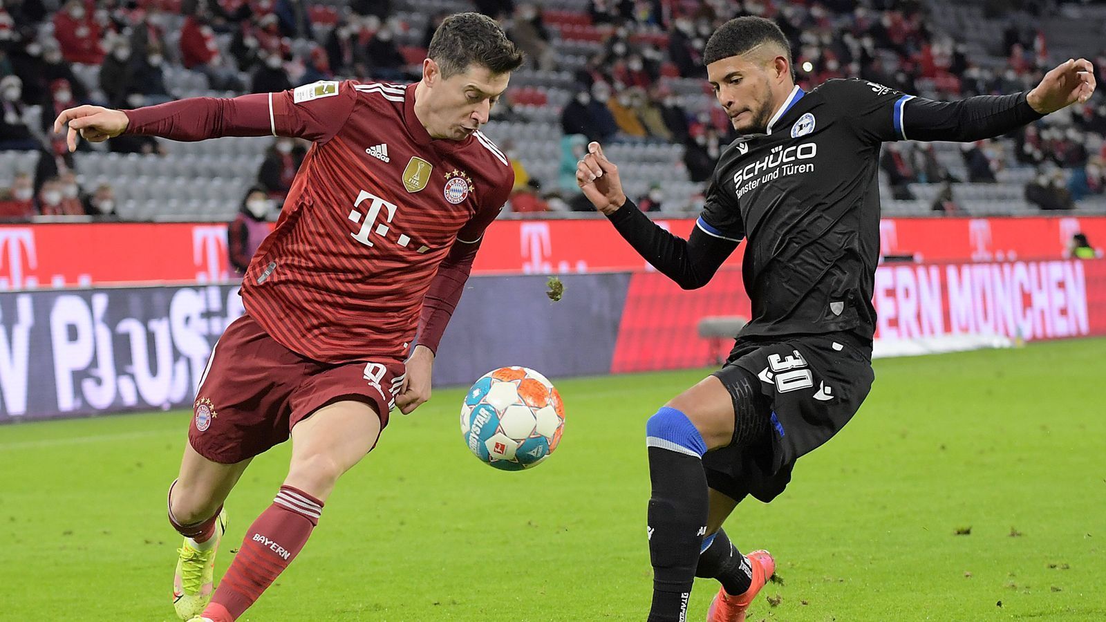 
                <strong>Robert Lewandowski</strong><br>
                In den ersten 20 Minuten von der Bielefelder Abwehr komplett abgemeldet. Kommt danach zumindest vereinzelt zum Zug. Bei seiner ersten Chance in der 24. Minute fehlen Zentimeter, damit der Ball aus spitzem Winkel den Weg ins Tor gefunden hätte. Kurz darauf setzt er eine Ecke über die Latte. Nach der Pause dann mit mehr guten Aktionen, bleibt dabei aber überraschend glücklos. ran-Note: 4
              