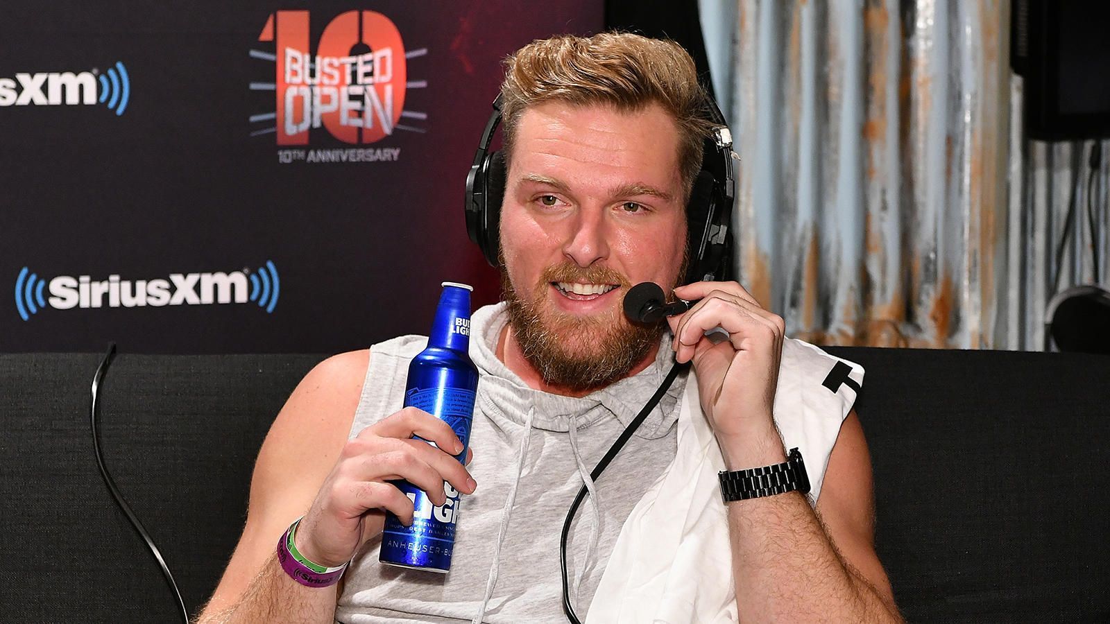 
                <strong>Podcast: The Pat Mcafee Show</strong><br>
                Mit viel Insider-Wissen spricht der ehemalige Punter der Indianapolis Colts über seine aktive Zeit und die neuesten Entwicklungen in der NFL und im College.
              