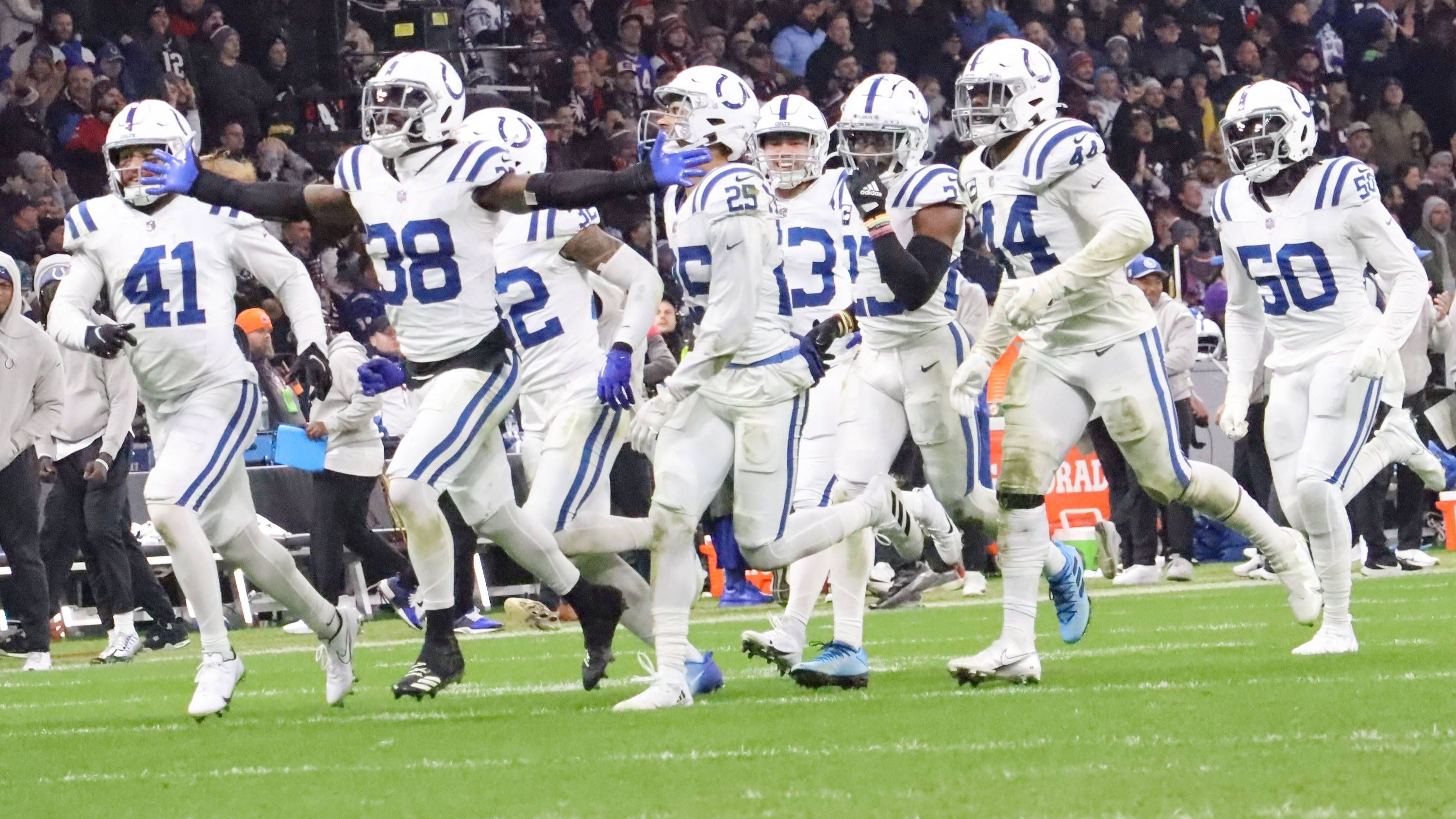 <strong>Indianapolis Colts</strong><br>• Division: AFC South (3rd)<br>• Bilanz: 5-5<br>• Platzierung im Playoff-Picture der AFC: 9<br><br>Die Colts sind in diesem Jahr die Definition von Durchschnitt. Aber auch Durchschnitt kann sich in die Playoffs hieven und für Ärger sorgen. Auch wenn die Colts auf beiden Seiten des Balles vielleicht nicht das Elite-Talent haben, um ganz oben mitzuhalten, so reicht es doch aus, um immer wieder Siege einzufahren.