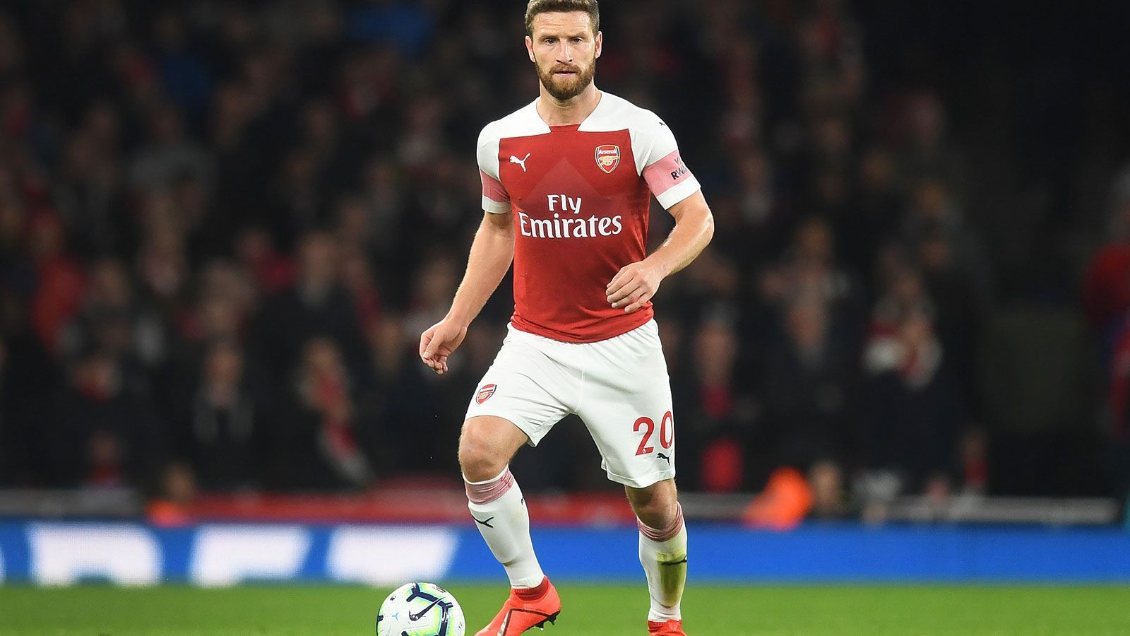 
                <strong>Shkodran Mustafi</strong><br>
                Mustafi rutschte als "Nobody" für den verletzten Marco Reus in den WM-Kader und wurde gleich im Eröffnungsspiel gegen Portugal eingewechselt. Im Achtelfinale gegen Algerien zog er sich eine Muskelverletzung zu und kam nicht mehr zum Einsatz. Mustafi wechselte nach der WM von Sampdoria Genua zum FC Valencia und spielt mittlerweile bei Arsenal, wo er derzeit wegen einer Knieverletzung noch längere Zeit ausfallen wird. In der Nationalmannschaft spielt er bereits seit geraumer Zeit keine Rolle mehr. 
              