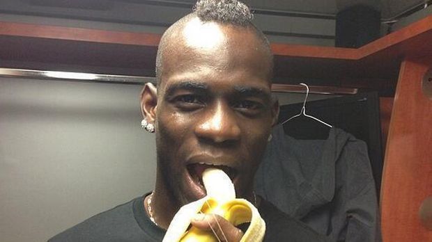 
                <strong>Mario Balotelli</strong><br>
                Mario Balotelli beißt gegen Rassismus in seine Banane.
              