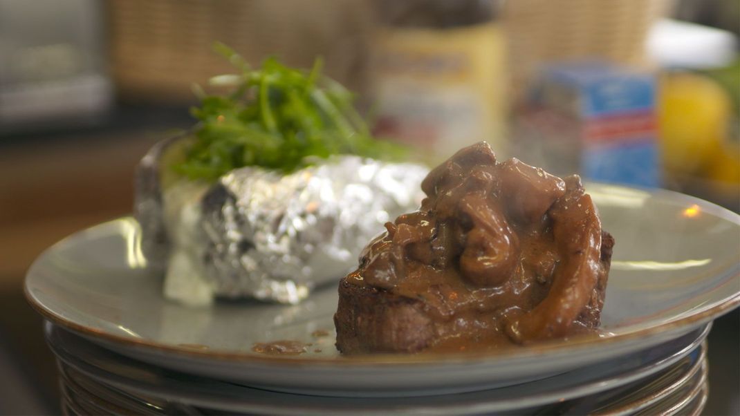 Rinderfilet mit Jägersauce, Ofenkartoffel und Sour Creme