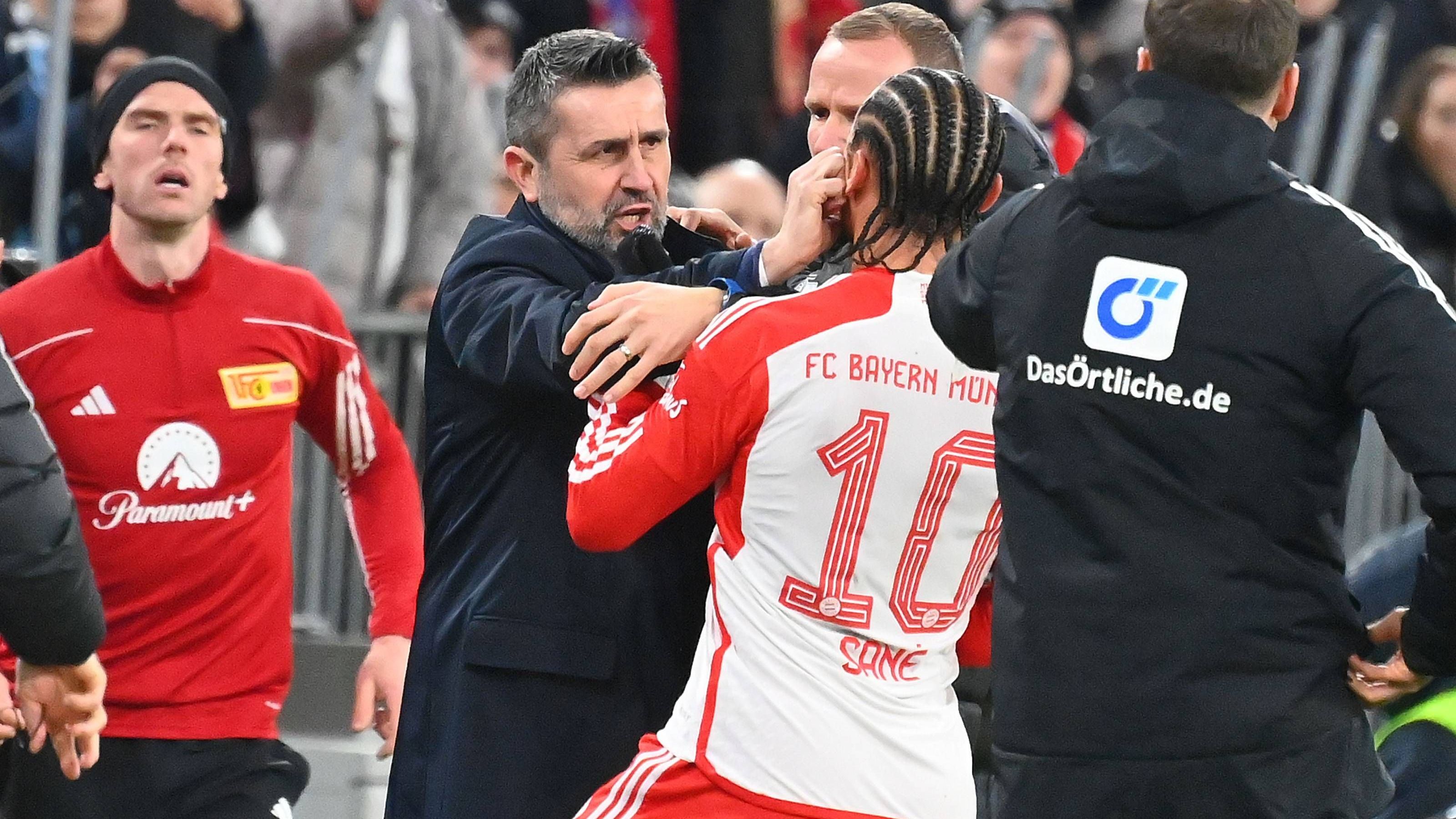 <strong>Nenad Bjelica und Leroy Sane</strong><br>Der Vorfall an der Seitenlinie überschattete das Nachhochspiel zwischen dem FCB und Union Berlin. Nenad Bjelica, Trainer des Hauptstadt-Klubs, hatte Sane beim Stand von 0:1 zweimal ins Gesicht gefasst und ihn unsanft weggeschoben. Zuvor hatte der Nationalspieler versucht, dem Trainer den Ball wegzuschlagen. Dafür wurde Bjelica für drei Spiele gesperrt und muss eine Geldstrafe von 25.000 Euro zahlen.&nbsp;<strong><em>ran</em></strong> blickt auf ähnliche Trainer-Ausrutscher zurück.