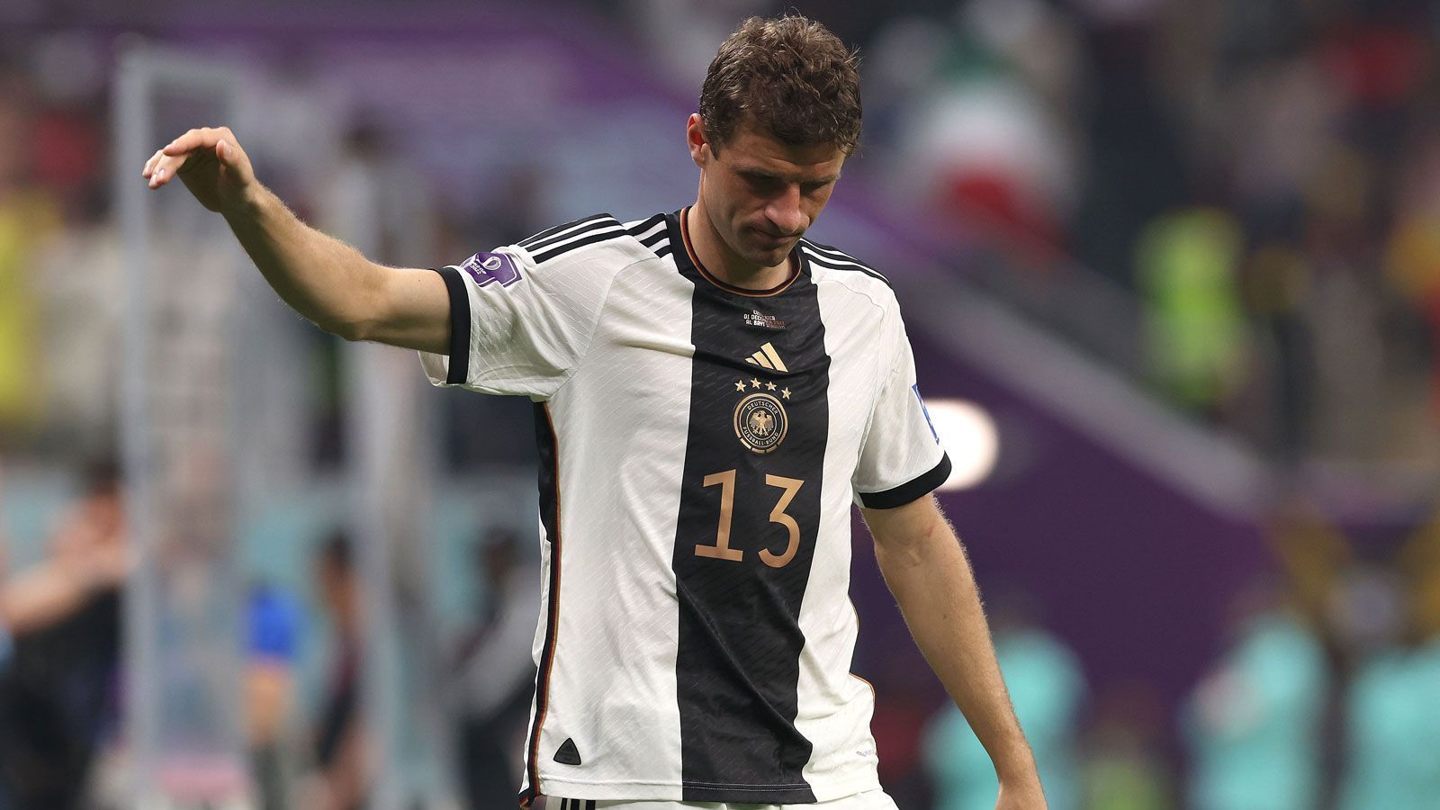 
                <strong>Thomas Müller</strong><br>
                Thomas Müller war bei dieser WM eine der wenigen deutschen Konstanten: Er begann in jeder Partie im Angriff. Allein der Ertrag war gleich Null. Kein Wunder, denn das Turnier lief irgendwie komplett am Bayern-Star vorbei, der sich nie zum Unruheherd in den gegnerischen Abwehrreihen mauserte. Bezeichnend: Sein erster Torabschluss in Katar gelang erst gegen Costa Rica - als er völlig frei einen Kopfball in bester Lage neben das Tor setzte. So bleibt Müller, der vor der Abreise nach Katar jedoch auch wochenlang wegen Hüftproblemen ausfiel, bei zehn WM-Toren stehen - erzielt bei den Turnieren 2010 und 2014. Im eigentlich besten Fußballeralter geht ihm die Torgefahr zumindest bei den großen Events offenbar ab. Als alleiniger Stürmer drängt er sich damit nicht mehr wirklich auf, eher als Zuarbeiter. Wenn es denn überhaupt für ihn weitergeht im Nationalteam. Dass er seine schon als Abschiedsgruß interpretierten Worte aus einem TV-Interview wieder einfangen musste, machte das verkorkste Turnier aus Müller-Sicht komplett. Wie es für den einstigen Emporkömmling mit dem Faible für besondere Spiele nun weitergeht? Nichts Genaues weiß man nicht!
              