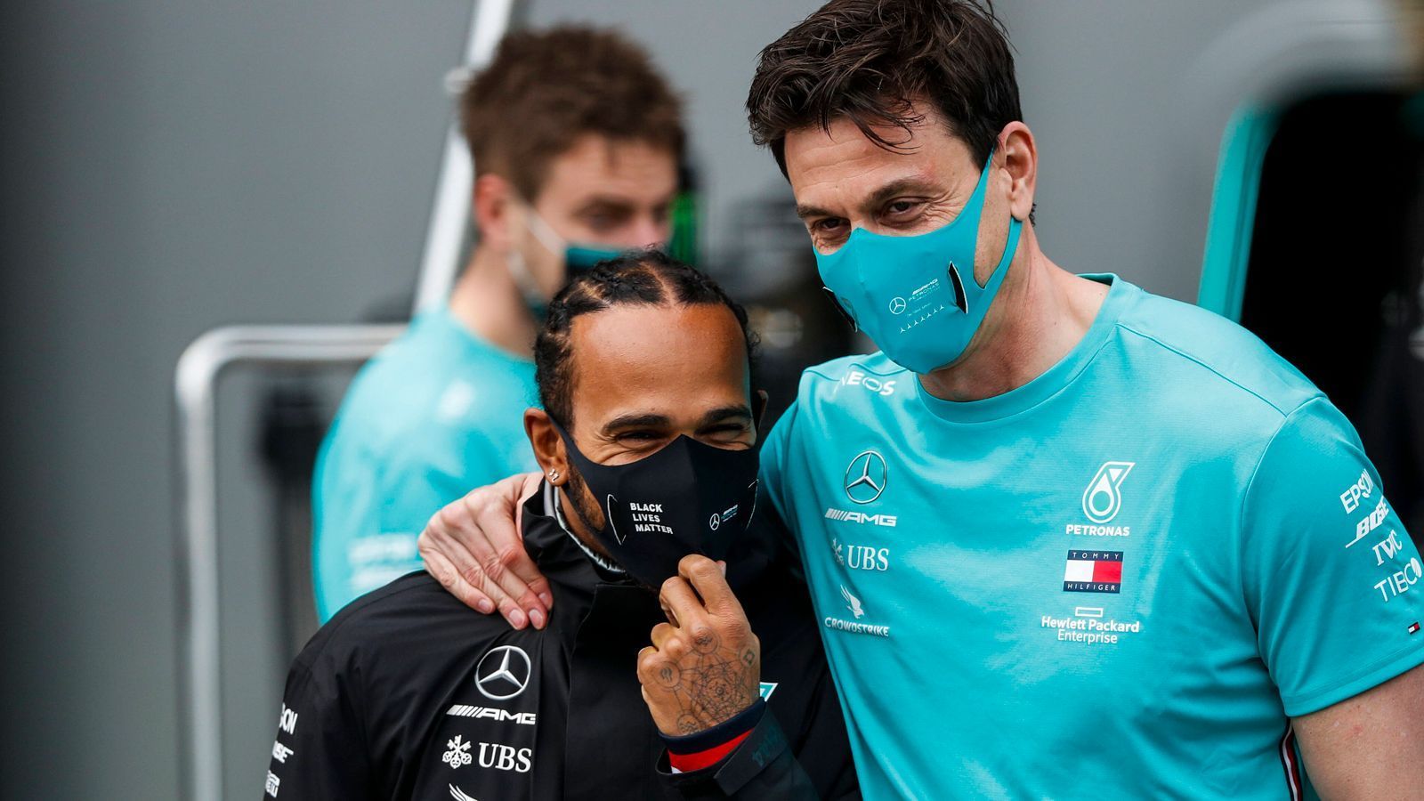 
                <strong>Was sagt das Herz?</strong><br>
                Aber: Hamiltons Werte und Überzeugungen seien in Abu Dhabi "mit Füßen getreten" worden, betonte Wolff. "Ich hoffe sehr, dass Lewis weiterfährt. Und ich denke, als Rennfahrer wird sein Herz sagen, ich muss weitermachen, denn er ist auf dem Höhepunkt seines Könnens", sagte der Mercedes-Teamchef, 100 Prozent sicher kann der Österreicher aber natürlich nicht sein. "Ich muss einfach alles tun, was ich kann, um ihm zu helfen, diese aktuellen Gefühle zu überwinden, damit er im nächsten Jahr gestärkt zurückkehren kann", erklärte Wolff: "Mit der Liebe zum Sport und dem Vertrauen in die Entscheidungsfindung des Sports. Wir wünschen uns sehr, dass dies der Fall sein wird."
              