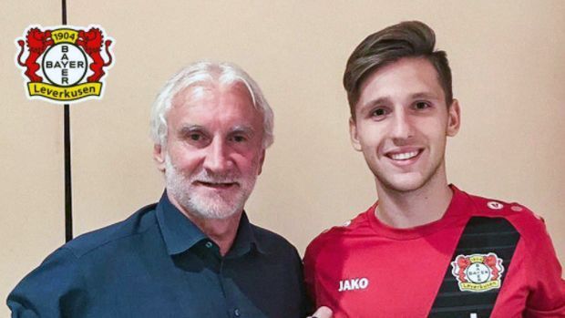 
                <strong>Panagiotis Retsos (von Olympiakos Piräus zu Leverkusen)</strong><br>
                Mit den Kampl-Millionen finanzierte Bayer Leverkusen den Last-Minute-Transfer von Panagiotis Retsos. Der 19-jährige Grieche gilt als Abwehr-Juwel, das ähnlich wie Kyriakos Papadopoulos bei Olympiakos Piräus früh den Durchbruch schaffte. Retsos soll Leverkusen 22 Millionen Euro Ablöse gekostet haben, was einem neuen Vereins-Rekord bedeuten würde. Entsprechend hat der Neuzugang einen langfristigen Vertrag über fünf Jahre unterzeichnet. "Bayer Leverkusen hat in den vergangenen Jahren trotz großer nationaler Konkurrenz immer in der Champions League gespielt, das hat mich sehr beeindruckt", sagte Retsos. Für diese Saison hat Leverkusen das internationale Geschäft verpasst.
              