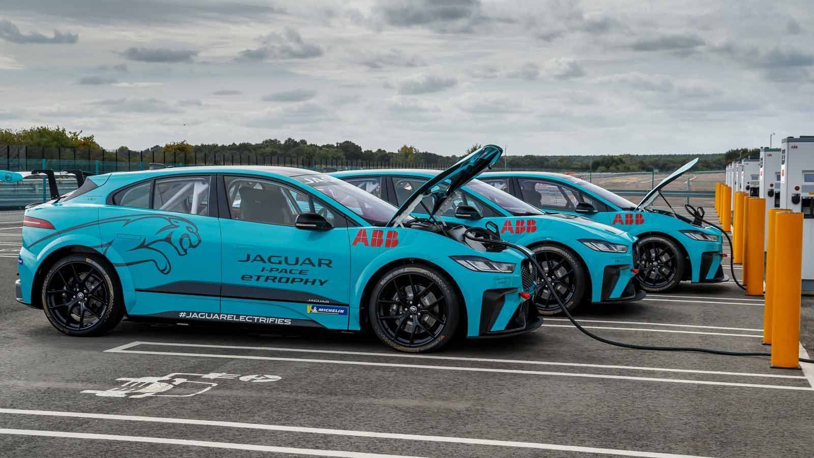 
                <strong>Jaguar I-PACE eTrophy: So sehen die Autos aus</strong><br>
                Bereits Ende September hatten die ersten Fahrer und Teams auf dem Silverstone-Stowe-Kurs das erste Mal die Gelegenheit, das neue Auto zu testen und sich daran zu gewöhnen.
              