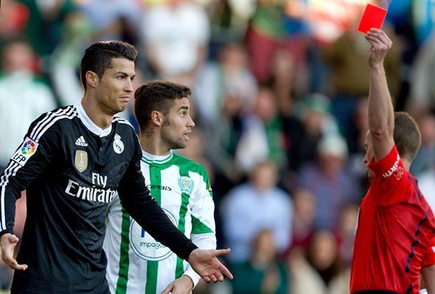 
                <strong>FC Cordoba vs. Real Madrid: Ronaldo sieht Rot</strong><br>
                Unrühmlicher Höhepunkt: Weltfußballer Cristiano Ronaldo fliegt in der 82. Minute nach einem Frustfoul vom Platz. Beim Schiedsrichter plädiert er auf "nicht schuldig" ...
              