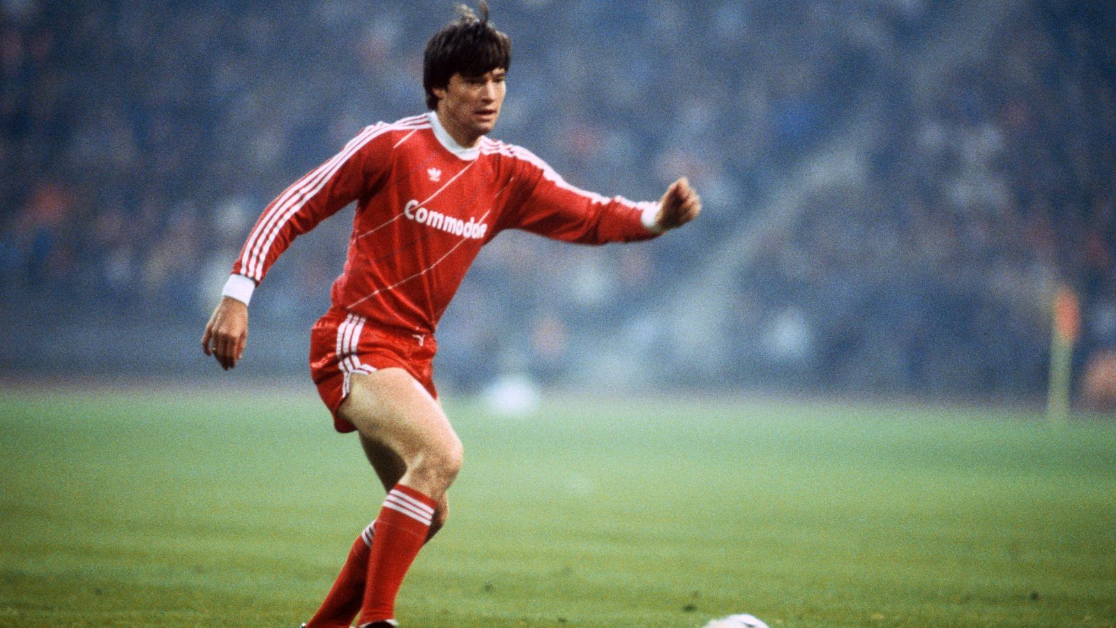 
                <strong>Platz 7 - Reinhold Mathy</strong><br>
                Alter beim ersten Bundesliga-Tor für Bayern: 18 Jahre, elf Monate, 30 TageBegegnung: FC Bayern München - MSV Duisburg 5:1 (11. April 1981)
              