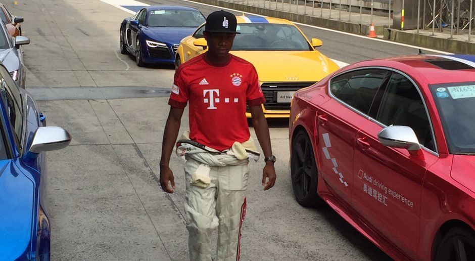 
                <strong>Der FC Bayern auf China-Tour</strong><br>
                David Alaba fühlt sich auf dem Kurs schon wie ein richtiger Rennfahrer. Den Rennoverall lässig vorne zusammengebunden schlendert er durch die Startaufstellung.
              