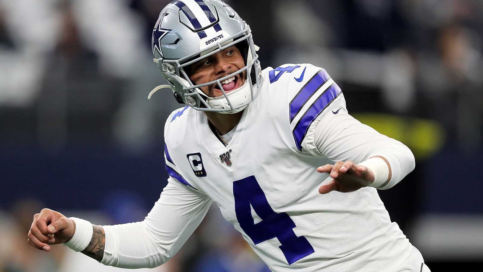 
                <strong>Dak Prescott (Dallas Cowboys)</strong><br>
                Dak Prescott hat seinen Franchise Tag mittlerweile unterschrieben, der Cowboys-Quarterback wird im kommenden Jahr definitiv für Dallas auflaufen. Eine dauerhafte Lösung ist verschiedenen Medienberichten zufolge jedoch noch weit entfernt, noch immer gibt es Unstimmigkeiten bei den Vertragsmodalitäten. Neben den hohen finanziellen Forderungen ist auch die Laufzeit eines neuen Deals ein Problem. Die Cowboys haben keinen Druck, Prescott noch vor der Deadline über die nächsten Jahre zu binden, so werden die Verhandlungen wohl auf das nächste Jahr vertagt.
              