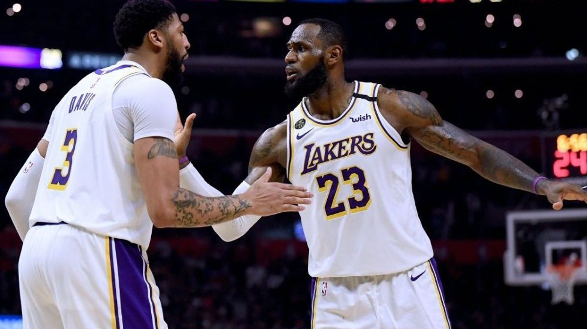 Anthony Davis (l.) und LeBron James (r.) von den L.A. Lakers