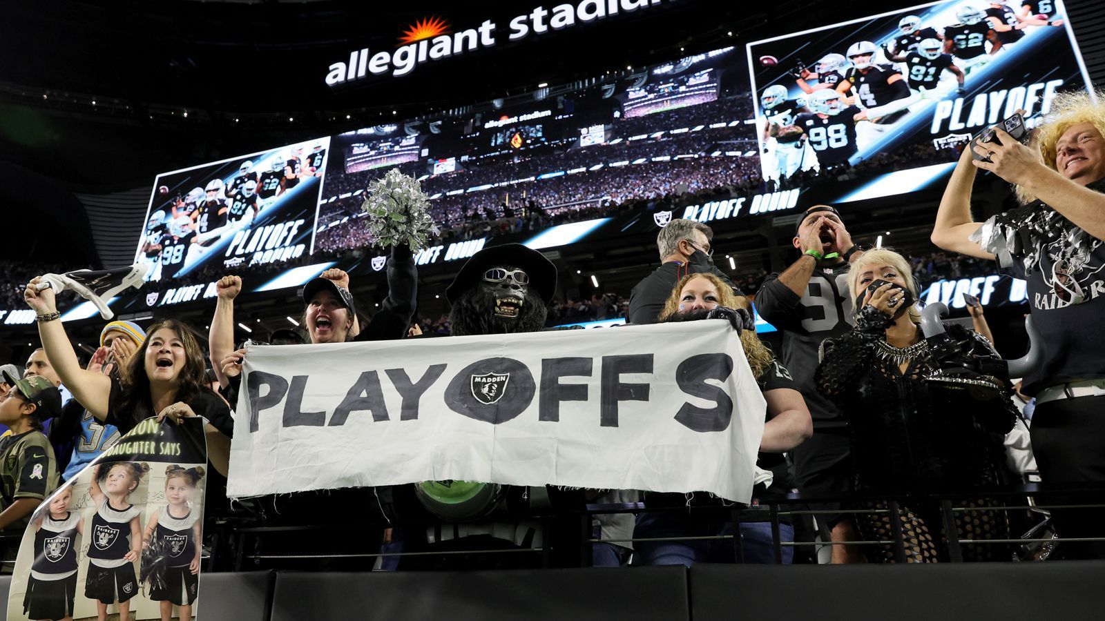 
                <strong>Playoffs-Party in Las Vegas, Pittsburgh und San Francisco</strong><br>
                Apropos Playoffs: Die Las Vegas Raiders, Pittsburgh Steelers und San Francisco 49ers haben die Postseason erst in der Overtime des 18. Spieltags klar machen können. Für alle drei Teams auf einmal ein Novum. 
              