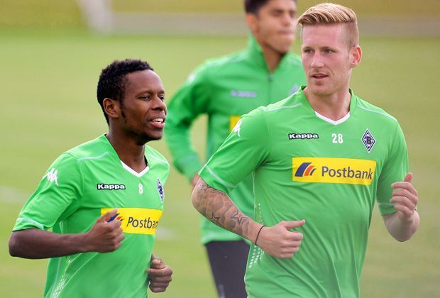 
                <strong>Die zwei Raketen</strong><br>
                Die zwei Neuzugänge Andre Hahn und Ibrahima Traore haben einiges gemeinsam: Die zwei Flügelspieler sind nicht nur extrem schnell, beide waren für den FC Augsburg aktiv und haben sich anscheinend viel zu erzählen.
              