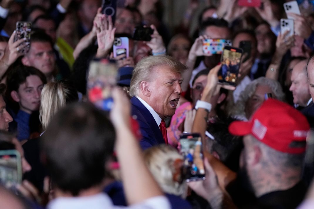 Stunden nach seiner Anklageerhebung in New York kehrt Donald Trump auf sein Anwesen in Florida zurück. 