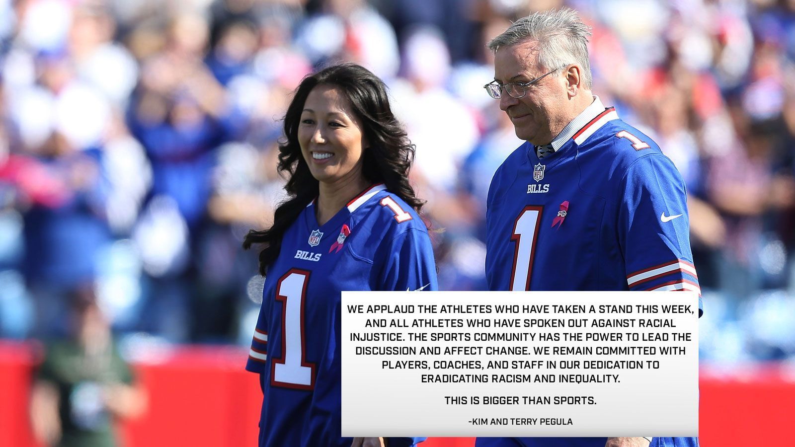 
                <strong>Buffalo Bills</strong><br>
                "Wir applaudieren allen Athleten, die in dieser Woche Stellung bezogen haben und ihre Stimme gegen Rassenungerechtigkeit erhoben haben", erklärten in einer ersten Stellungnahme Kim und Terry Pegula, die Besitzern der Buffalo Bills. Der Sport habe die Kraft Diskussionen anzuregen und einen Wandel herbeizuführen, führten die beiden weiter aus, gemeinsam mit den Spielern und dem Coaching-Staff wolle man weiter die Beendung von Rassimus und Ungleichheit verfolgen. Den Abschluss bildeten mehr als treffende Worte: "Das (die gesamte Bewegung gegen Rassismus in den USA; Anm. d. Red.) ist größer als Sport!"
              