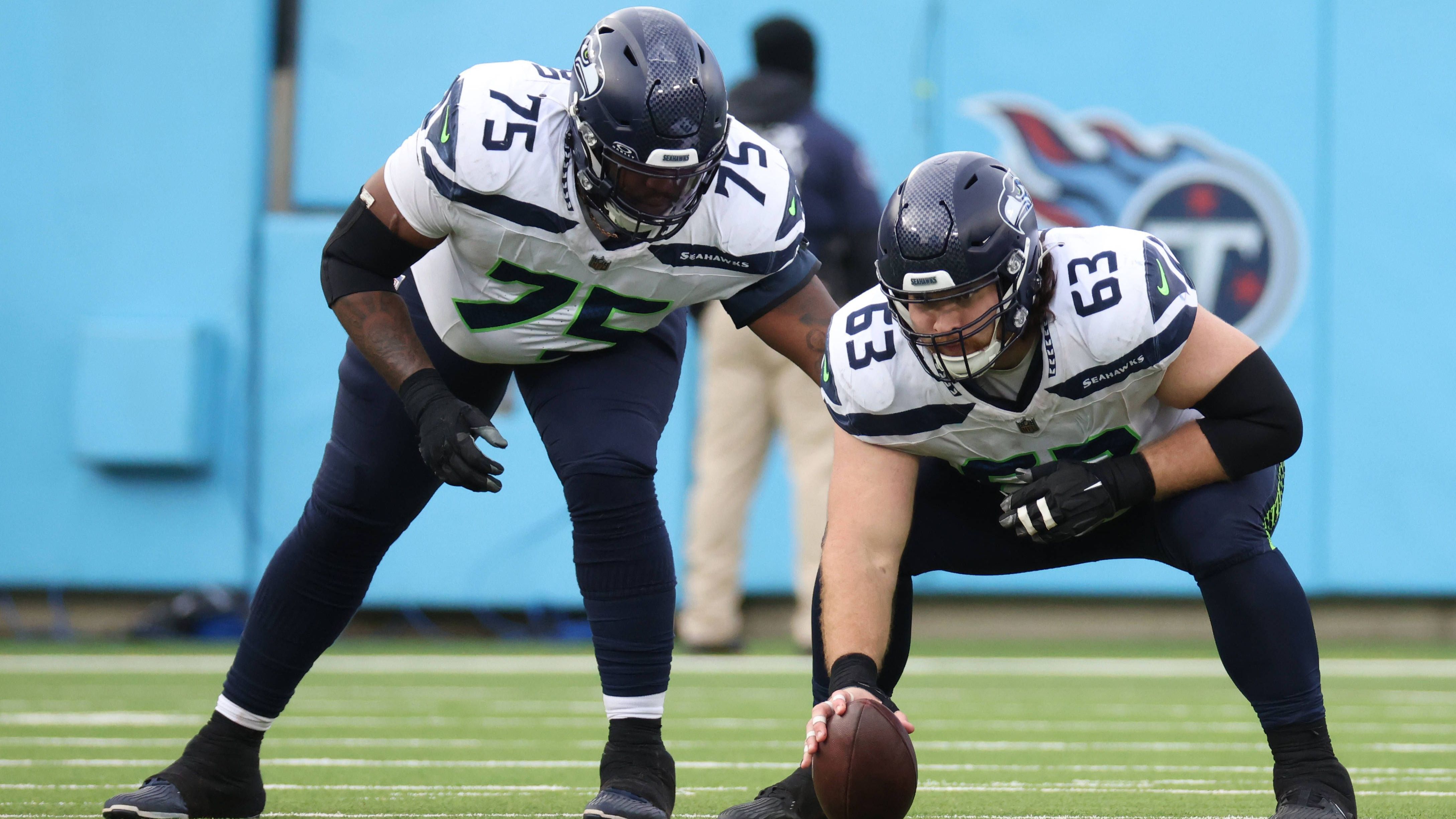 <strong>Seattle Seahawks</strong><br> Größter Need: Interior Offensive Line<br> Die Free Agency schwächte vor allem die innere O-Line der Seahawks. Statt dies in der 1. Runde zu attackieren, holte das Team mit Byron Murphy II einen neuen Defensive Tackle. Durch Vertragsverlängerungen und Neuverpflichtungen bestand hier lediglich Backup-Bedarf. Da die Hawks keinen Zweitrundenpick besaßen, kam mit Guard Christian Haynes der erste O-Liner erst in Runde drei. Ein guter Pick. Dennoch fehlt es an Tiefe.