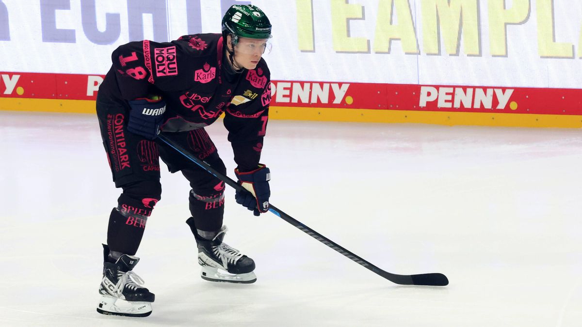 DEU, DEL, 1.EBL, Eisbaeren vs. Augsburg Panthers, 25.10.2025, Uber-Arena, Berlin, DEU, DEL, 1.EBL, Eisbaeren vs. Augsburg Panthers, im Bild Jonas Mueller (Eisbaeren Berlin 18) *** DEU, DEL, 1 EBL, ...