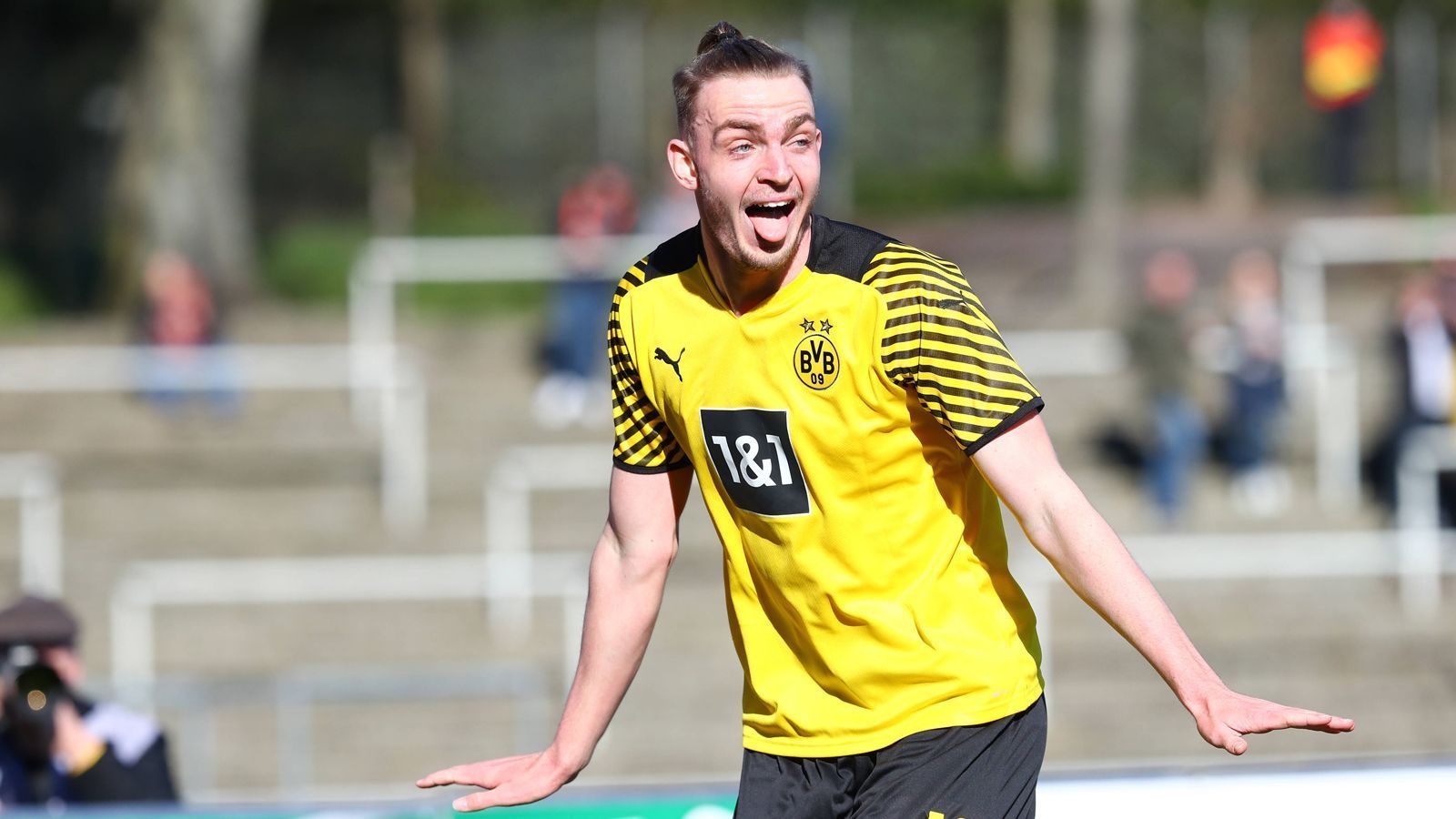 
                <strong>Bradley Fink - einer wie Vlahovic und Haaland</strong><br>
                Mit seiner Größe von 1,93 Metern ist Bradley Fink der Zielspieler schlechthin bei der U19 von Borussia Dortmund. Doch auch in der 3. Liga durfte sich das Schweizer Top-Talent schon beweisen und erzielte jüngst gegen Wehen Wiesbaden sein erstes Profitor. Dass in der Zukunft noch einige davon hinzukommen werden, steht außer Frage: Wettbewerbsübergreifend benötigt der beidfüßige 18-Jährige in der aktuellen Saison im Schnitt nur 76 Minuten für ein Tor.
              