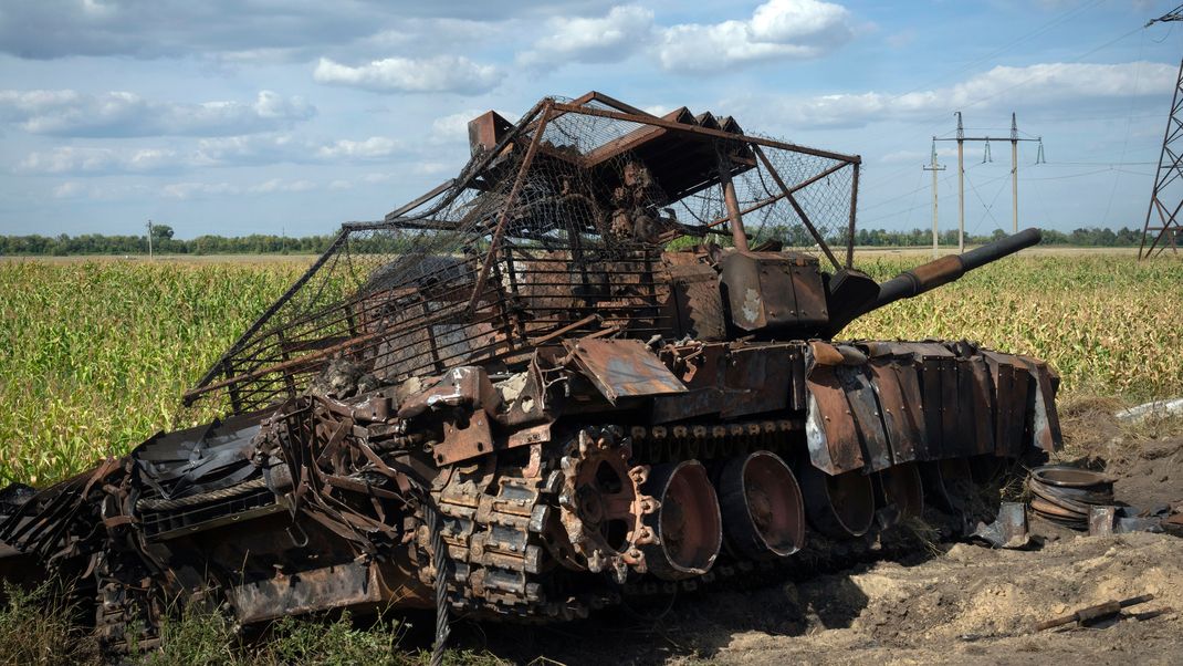 Russland, Sudscha: Ein zerstörter russischer Panzer liegt am Straßenrand. Dieses Bild wurde vor der Veröffentlichung vom ukrainischen Verteidigungsministerium genehmigt.