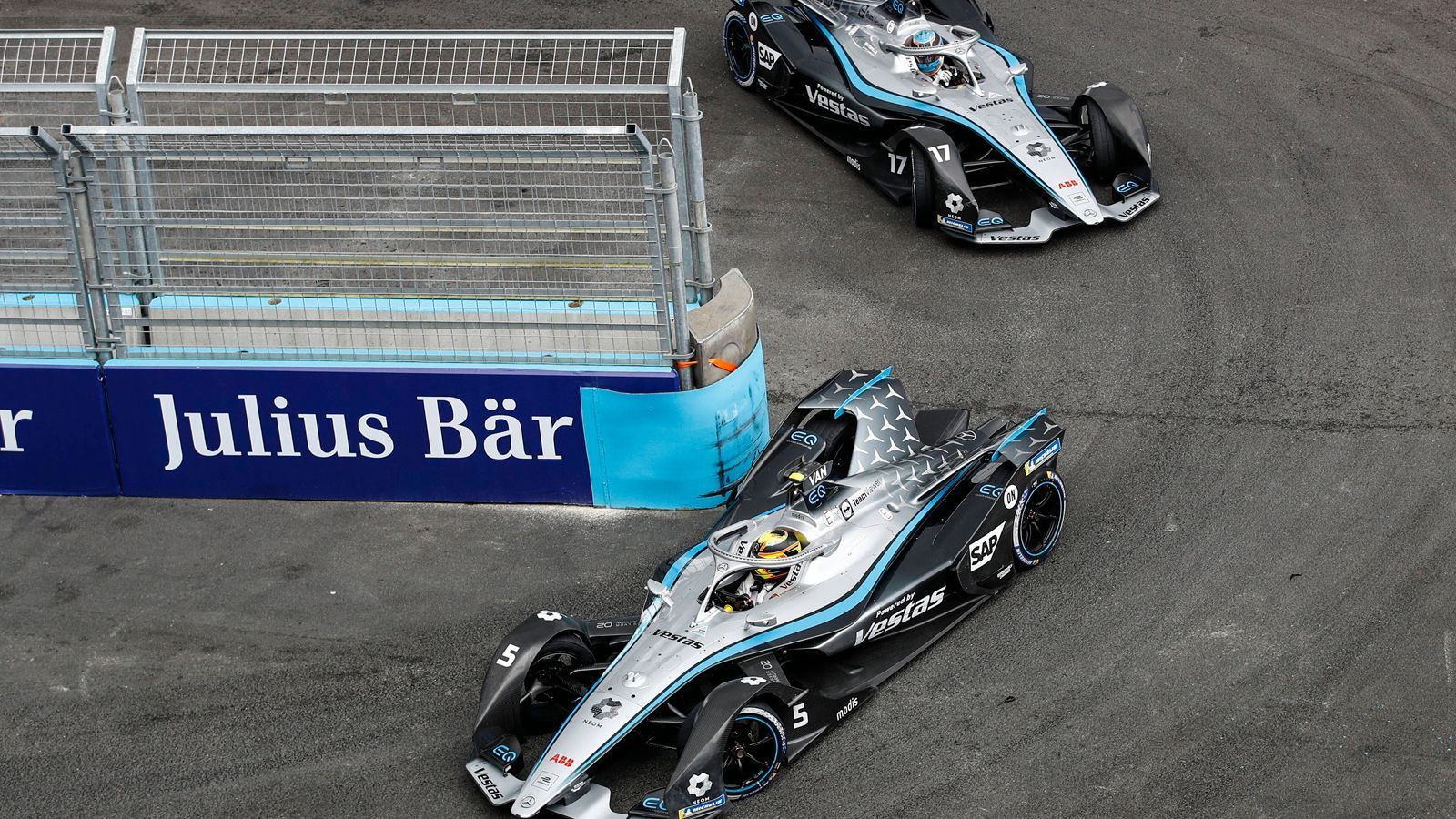 
                <strong>Qualifying</strong><br>
                Derjenige, der das abschließende Duell für sich entscheidet, ist der Polesetter. Viertelfinale, Halbfinale und Finale des neuen Quali-Formats werden mit erhöhter Leistung (250 Kilowatt) bestritten. Die Fahrer auf den Positionen 5 bis 11 in den Gruppenphasen sortieren sich später auf den Startplätzen 9 bis 22 eins. Dabei starten alle Fahrer aus der Gruppe des Polesetters ebenfalls auf einer ungeraden Position. Der Polesetter erhält wie gehabt drei Punkte, der schnellste Fahrer der Gruppenphase einen Zähler.
              