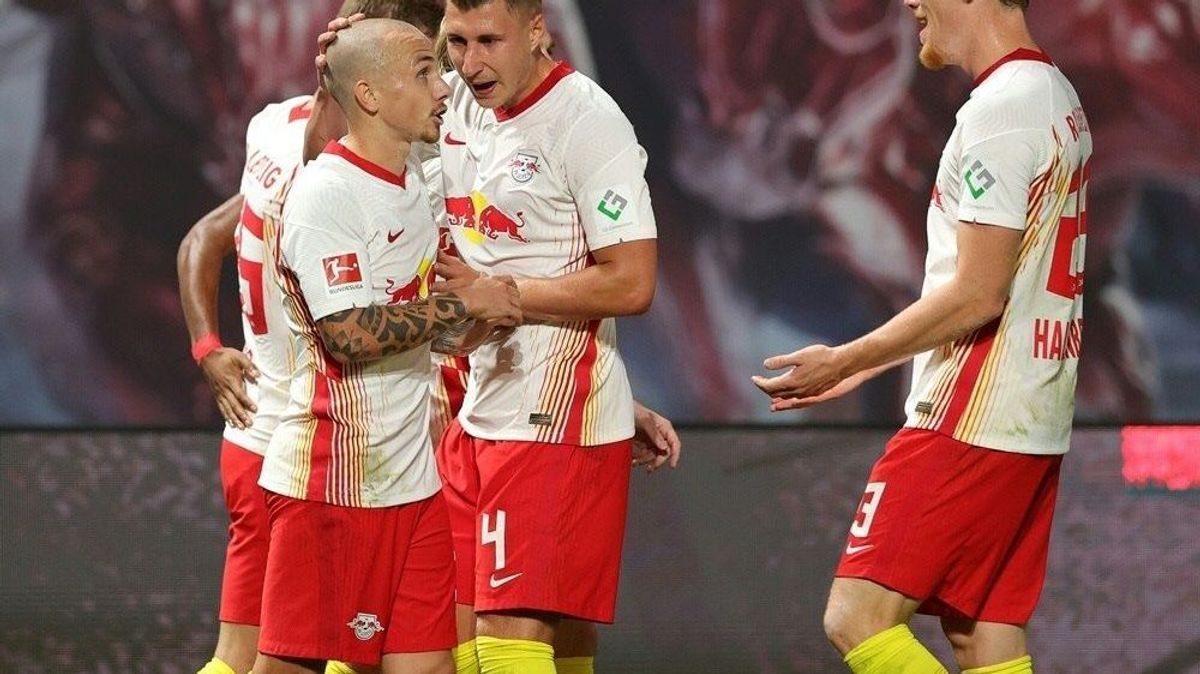 Angelino (vorne) bringt RB Leipzig in Führung