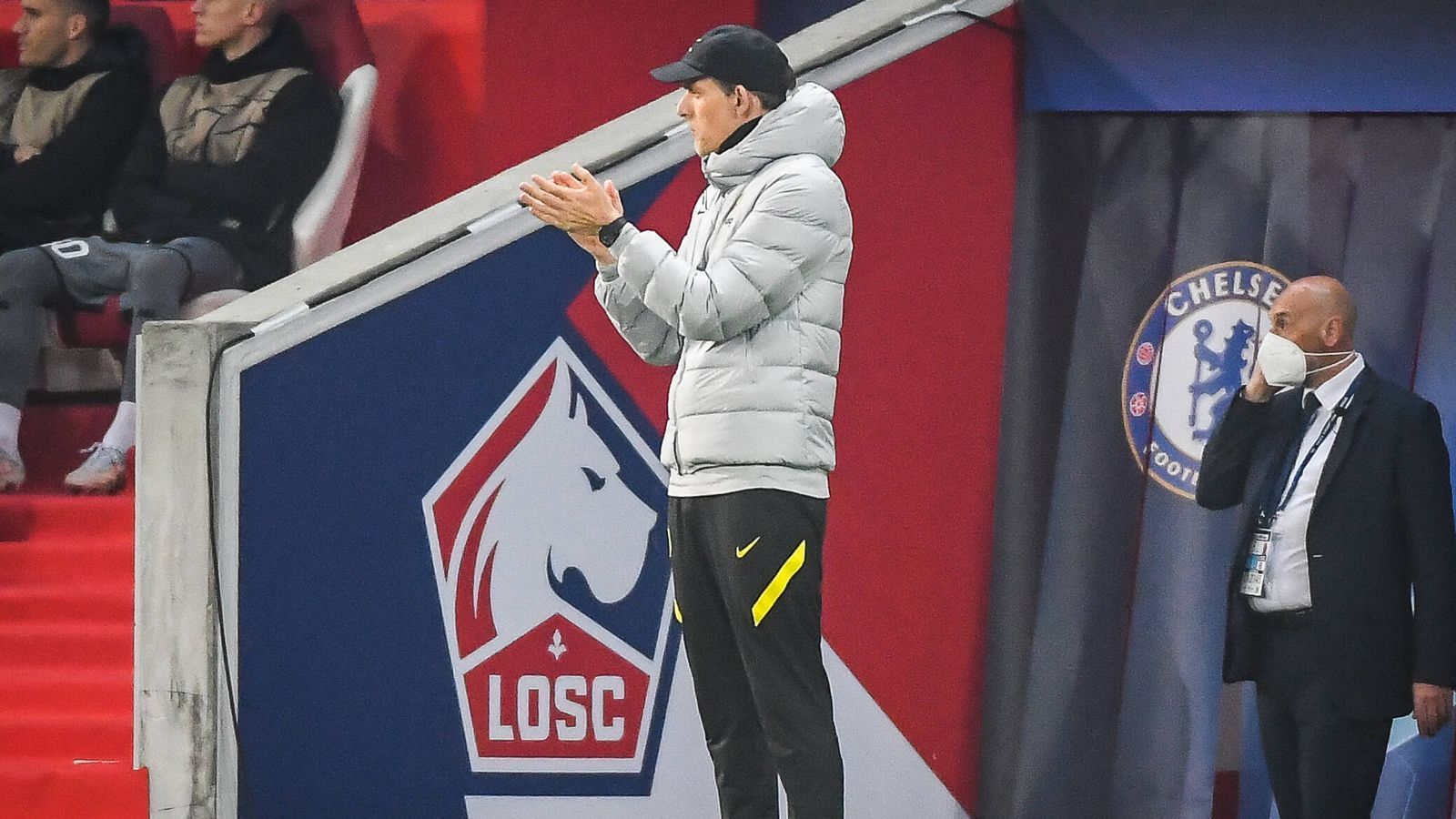 
                <strong>Thomas Tuchel</strong><br>
                Vermutlich war Tuchel froh, sich einfach mal auf Fußball konzentrieren zu können. Schließlich dreht sich bei Chelsea derzeit alles um den Abgang von Roman Abramowitsch und die damit verbundenen Konsequenzen. Die bedrohliche Lage der Blues war aber weder dem Trainer, noch der Mannschaft am Mittwochabend so wirklich anzumerken.
              