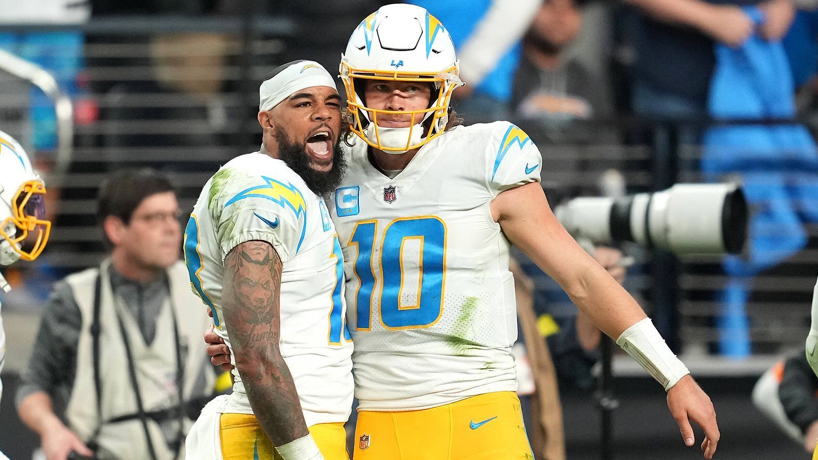 
                <strong>Los Angeles Chargers </strong><br>
                In 39 Spielen standen Keenan Allen und Justin Herbert bisher zusammen auf dem Feld. Dabei erzielte der Wide Receiver 18 Touchdowns. Trotz der guten Zahlen wurde die Kritik an Herbert und den Chargers nach der letzten Saison laut. Vor allem das peinliche Playoff-Aus gegen die Jacksonville Jaguars, bei dem die Chargers zur Halbzeit mit 27:7 führten, gab den Kritikern von Herbert und Allen neue Nahrung. Die kommende Spielzeit dürfte auch deswegen eine richtungsweisende werden.
              