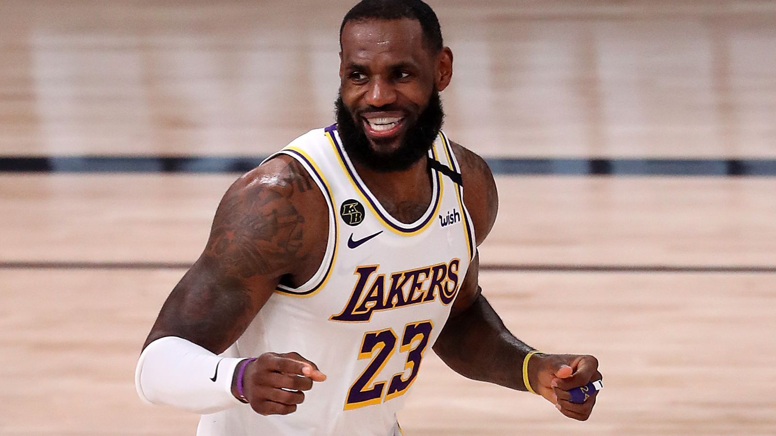 
                <strong>LeBron James (36 Jahre)</strong><br>
                LeBron James ist und bleibt auch mit 36 Jahren der Superstar der NBA. Und er ist es auch, der einen Routinier nach dem anderen nach Los Angeles lockt. Laut "Los Angeles Times" hat LeBron Teamkollege Anthony Davis und Russell Westbrook in sein Haus eingeladen, um die gemeinsame Lakers-Zukunft abzuklären. Das Ziel ist klar: Nach dem bitteren Playoff-Aus gegen die Phoenix Suns soll in der kommenden Saison der zweite Titel für James mit den Lakers und sein insgesamt fünfter Karrieretitel her.
              