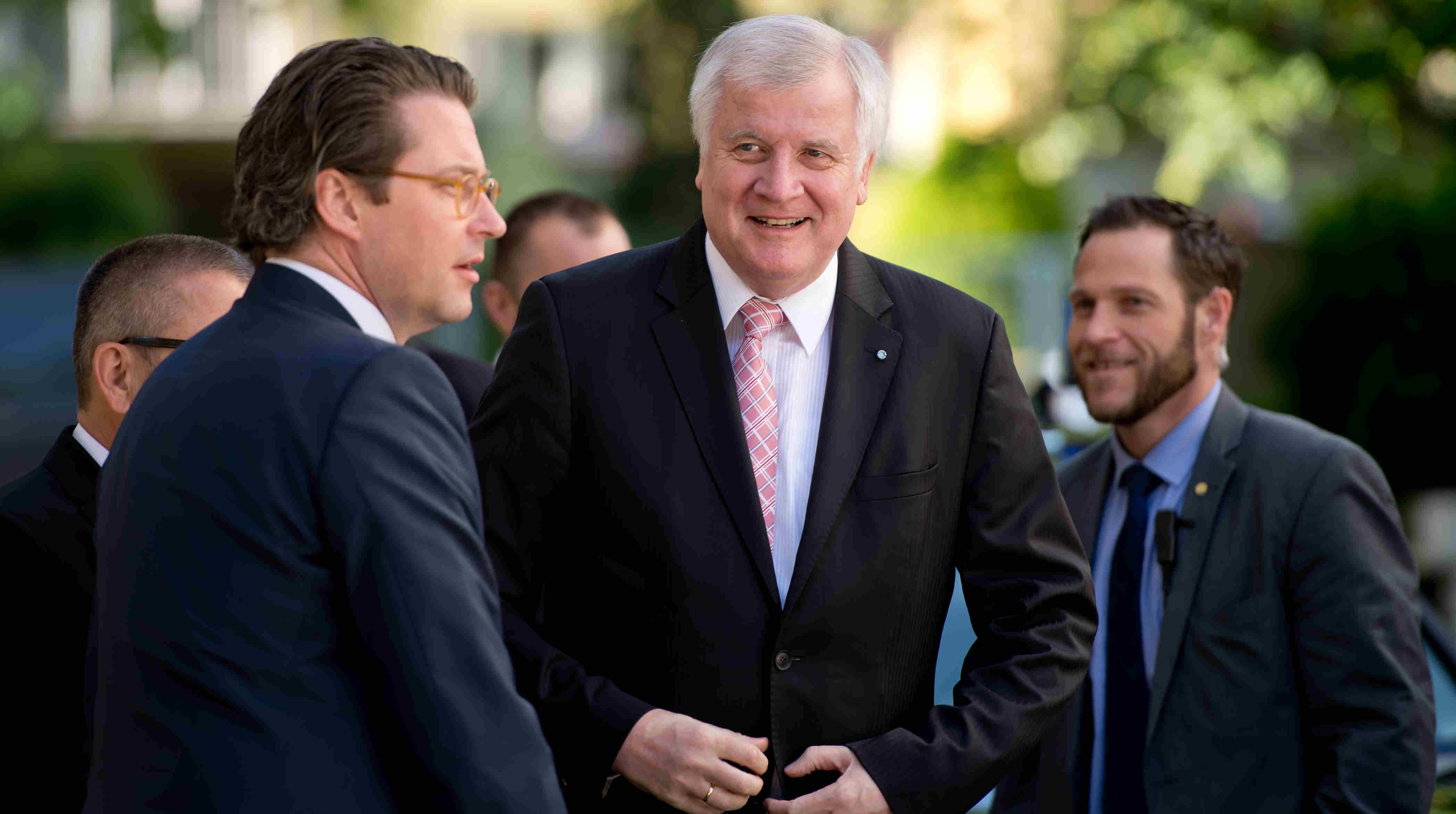 Seehofer Will Konflikt Mit Merkel Nicht Eskalieren Lassen